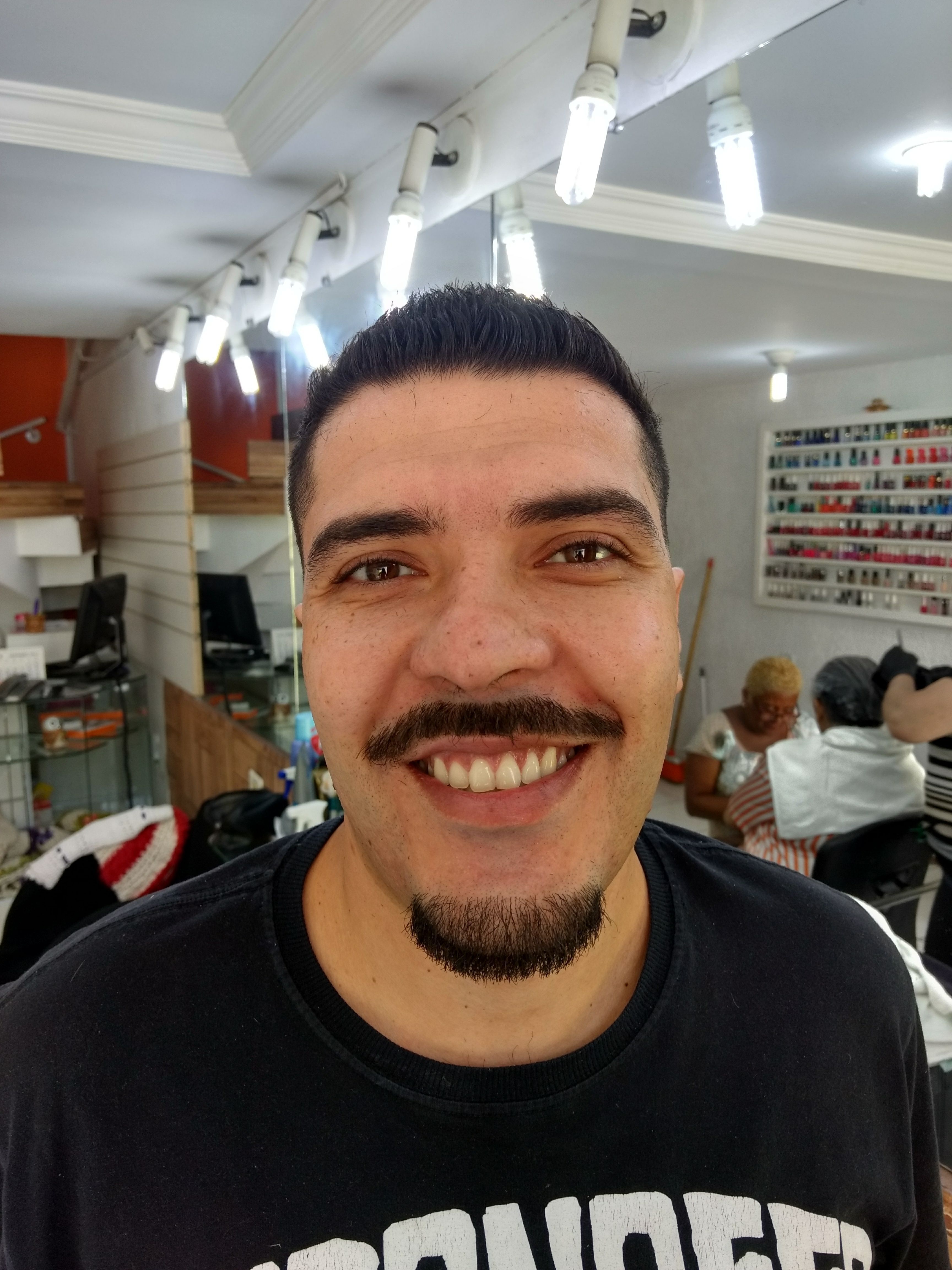 Depois de fazer a barba na toalha quente. outros barbeiro(a) cabeleireiro(a)