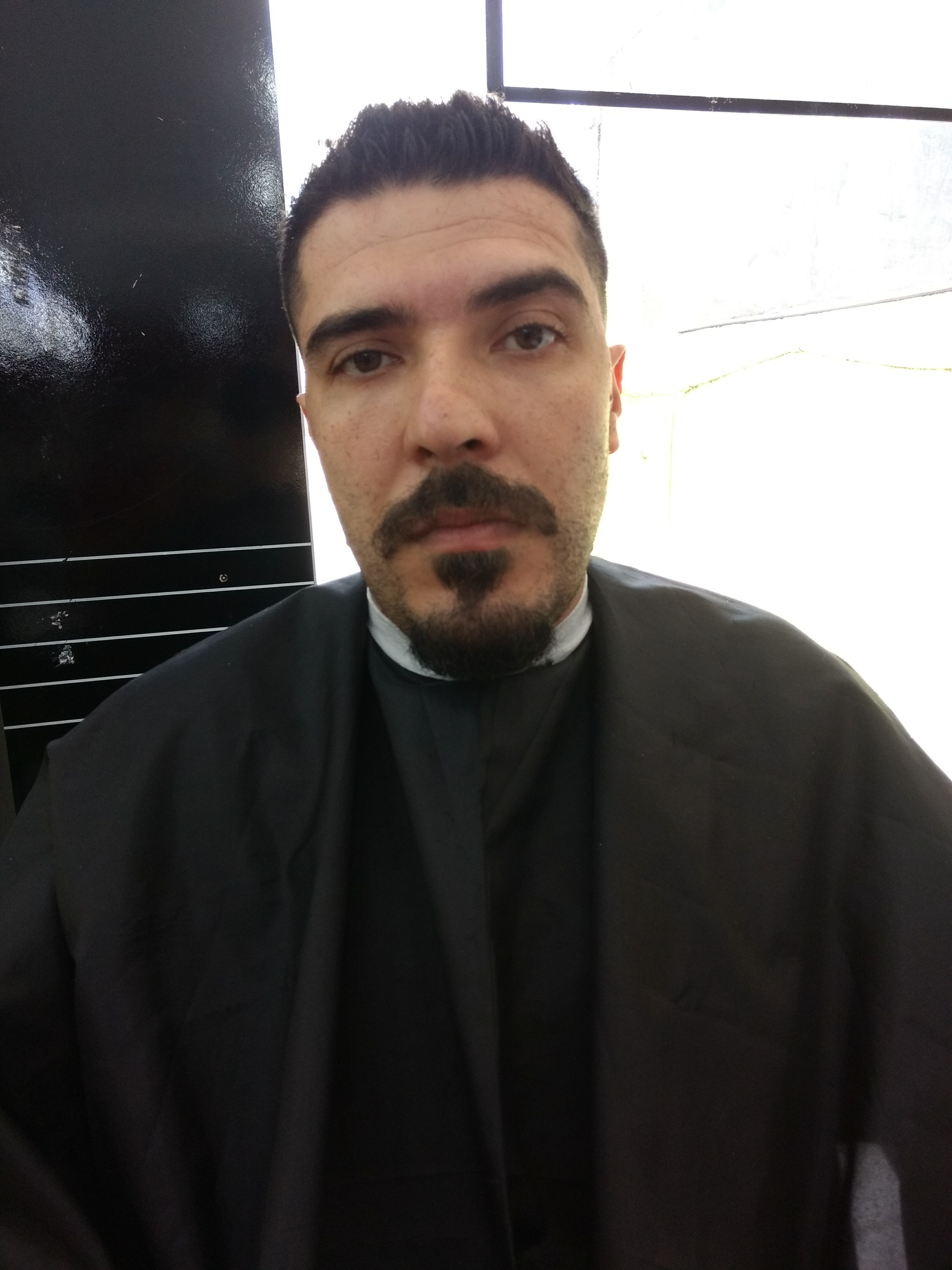 Antes de fazer a barba na toalha quente. outros barbeiro(a) cabeleireiro(a)