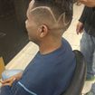 Corte Skin fade, degradê navalhado com risco Free style.