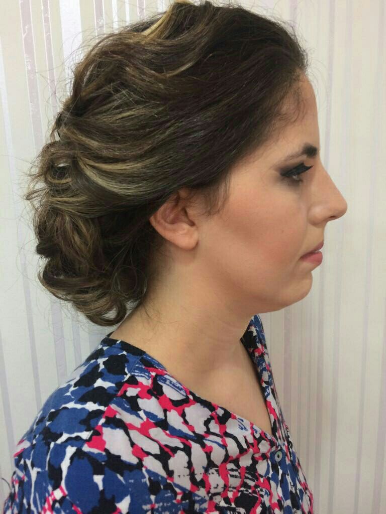 Penteado elaborado e maquiagem maquiagem stylist / visagista