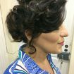 Penteado elaborado com maquiagem.