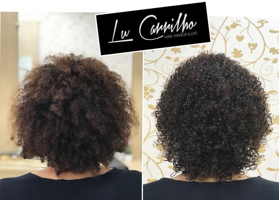 Esses cachos foram descoloridos depois de um relaxamento. Resultado? Corte químico!
Muitos nós, ressecamento e pontas ásperas, já sem cutícula!

Fizemos a Definição de Cachos e um corte para tirarmos o que ainda tinha de química!
Na segunda foto o cabelo está 60% já seco...super hidratado e brilhante! 

#lucarrilhocurly #lucarrilhohairstylist #semquimica #definiçãodecachos #crespoélindo #garotascacheadas #cacheadasemtransição #bigchop
 cabelo cabeleireiro(a)