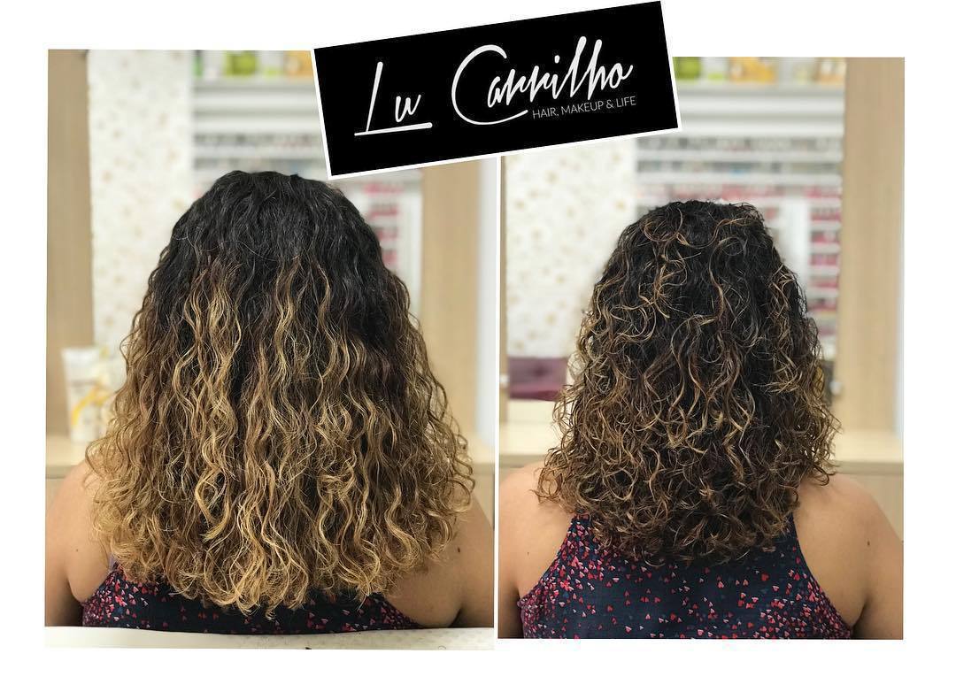 Corte de base reta NÃO É A MELHOR ESCOLHA quando o assunto é cabelo cacheado ou ondulado. Como na primeira foto, o cabelo fica pesado, sem movimento, balanço e dificilmente define.

Minha dica é dar um corte com uma leve graduação nas pontas, o famoso ‘repicado’...de leve.
Vc ganha movimento, leveza e mais definição!

#lucarrilhocurly #lucarrilhohairstylist #dicadacarrilho #cacheadasemtransição #cacheadasdoinstagram #bigchop #emponderamento #corteaseco #devacut #semquimica #definicaodecachos cabelo cabeleireiro(a)