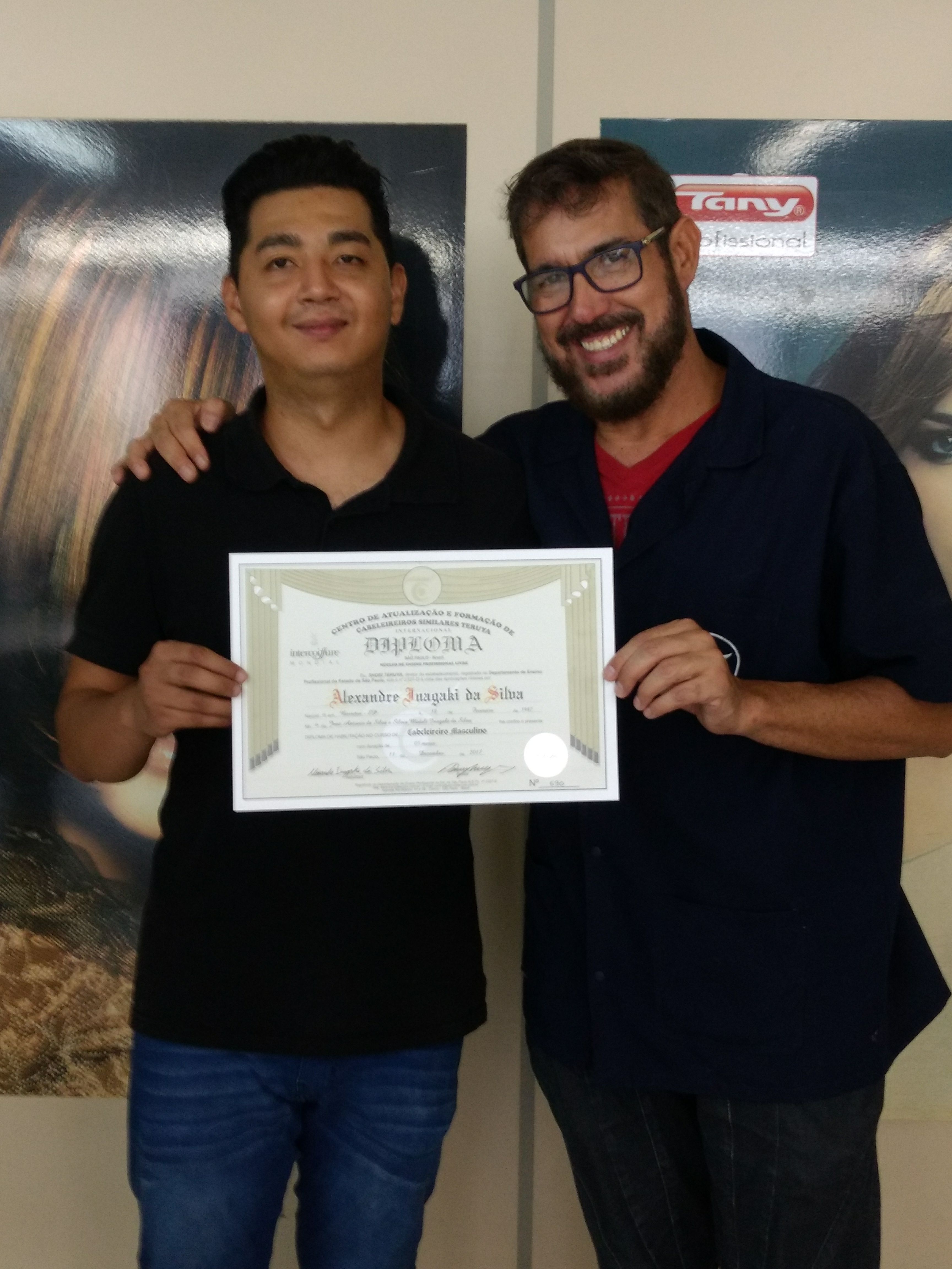 Grande mestre que me ensinou vários truques..Rsrsrs
Barbeiro profissional com várias experiências, mas sempre aprendendo mais a cada dia!! cabelo barbeiro(a) cabeleireiro(a)