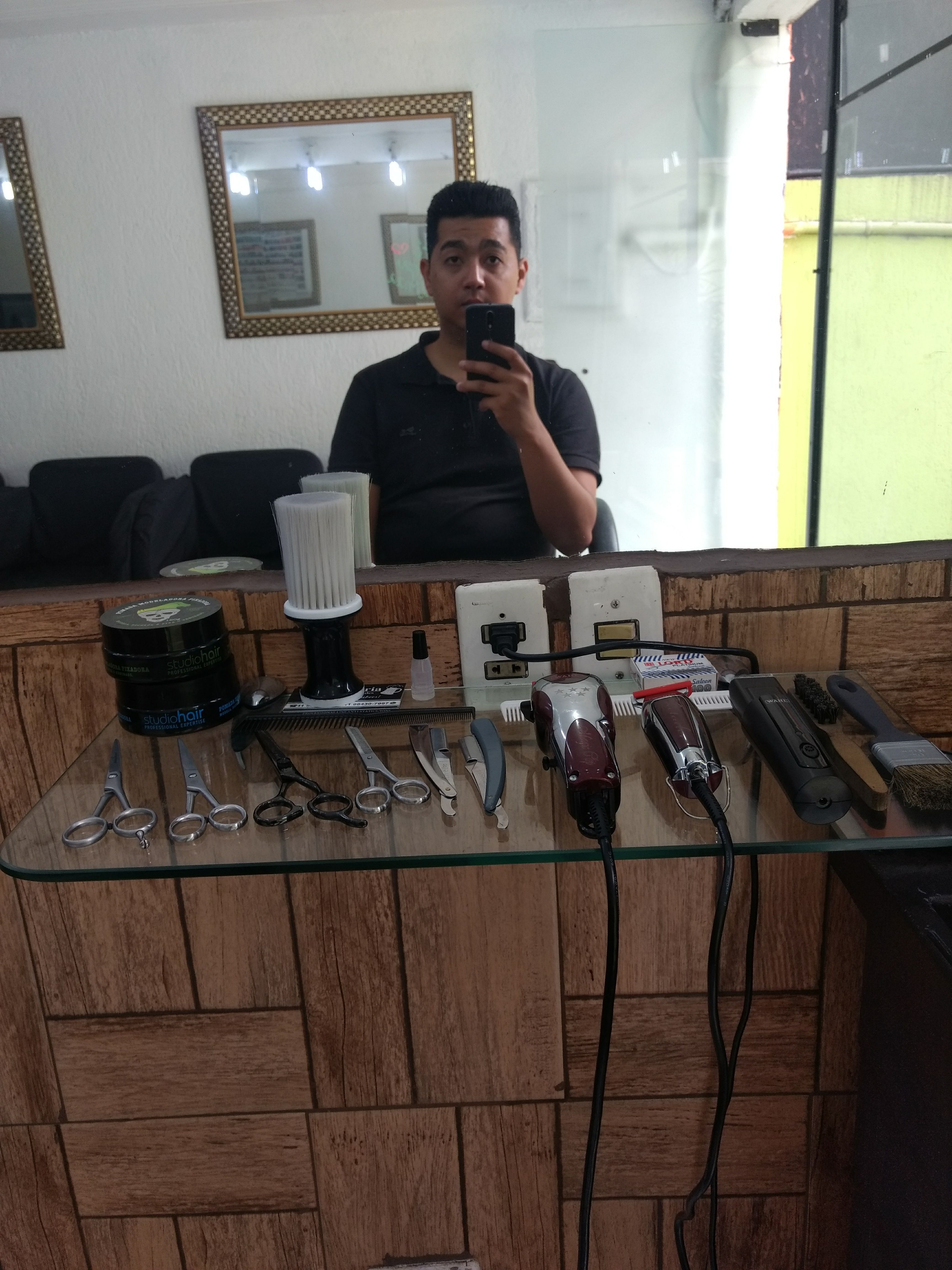 Bancada limpa e bem organizada, que Deus abençoe mais um dia de trabalho árduo. cabelo barbeiro(a) cabeleireiro(a)