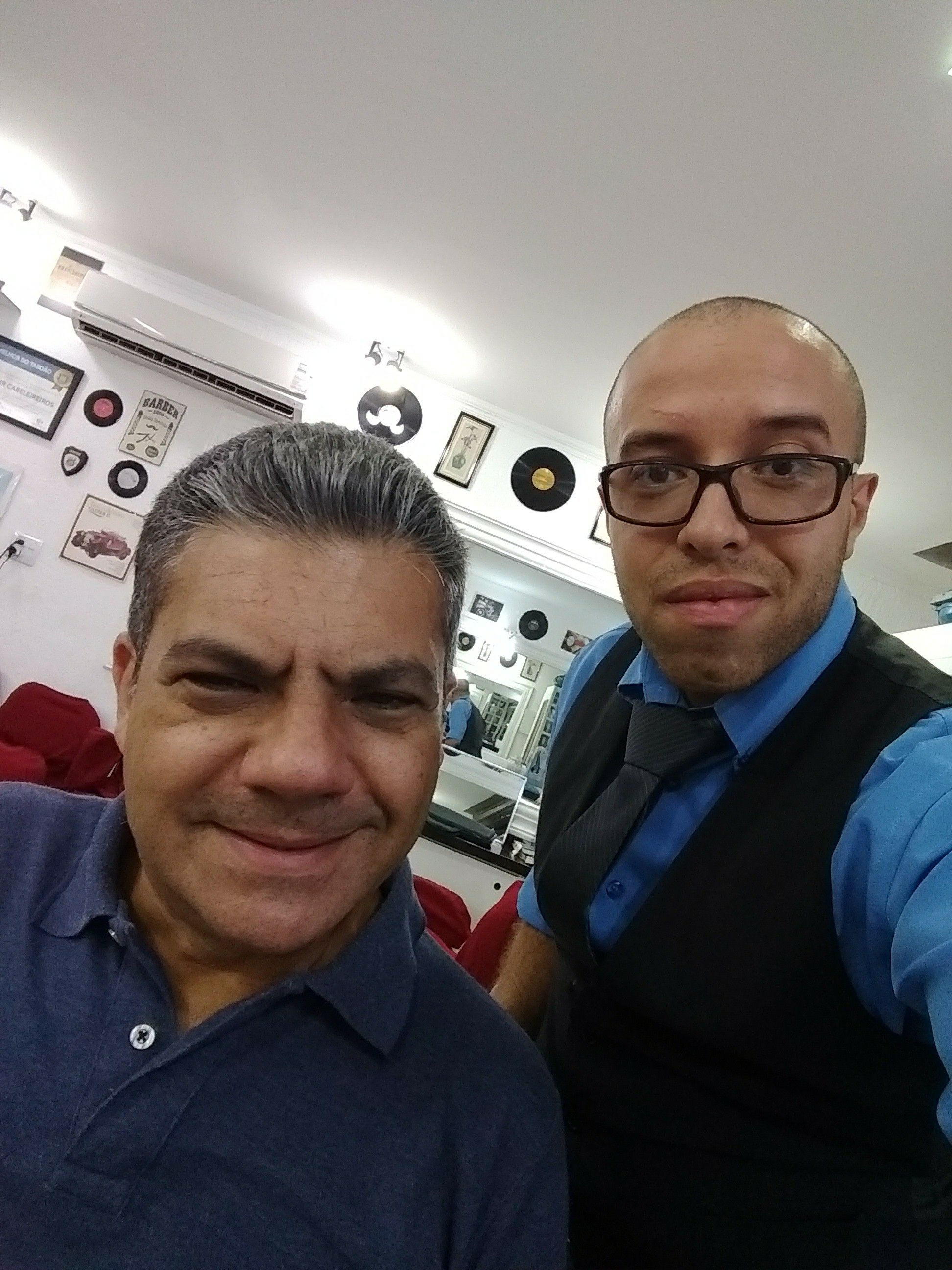 cabeleireiro(a) barbeiro(a)