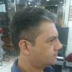 Corte social curto feito somente na tesoura e navalha em vista lateral.