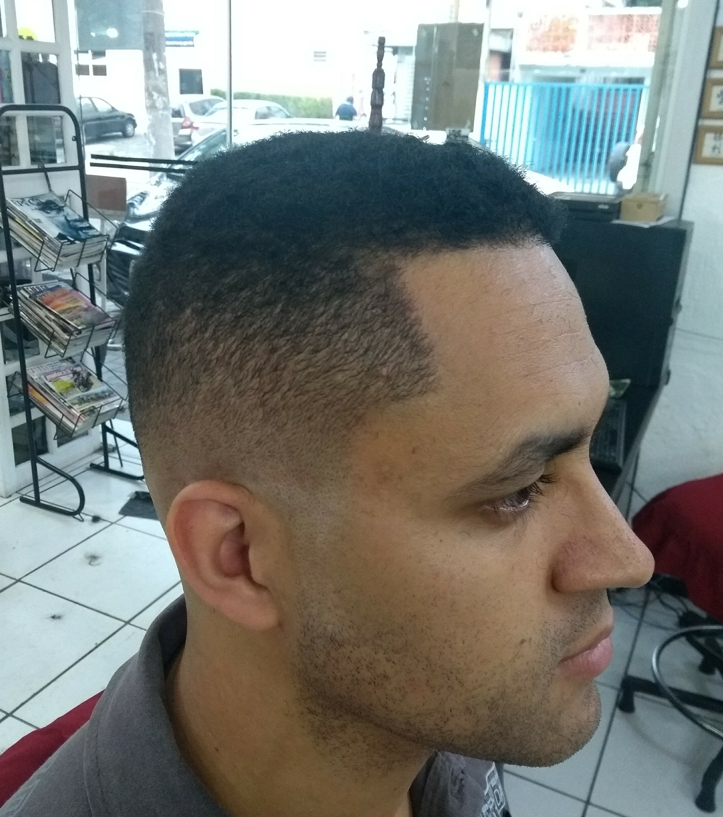 Corte degradê navalhado em vista lateral. cabeleireiro(a) barbeiro(a)