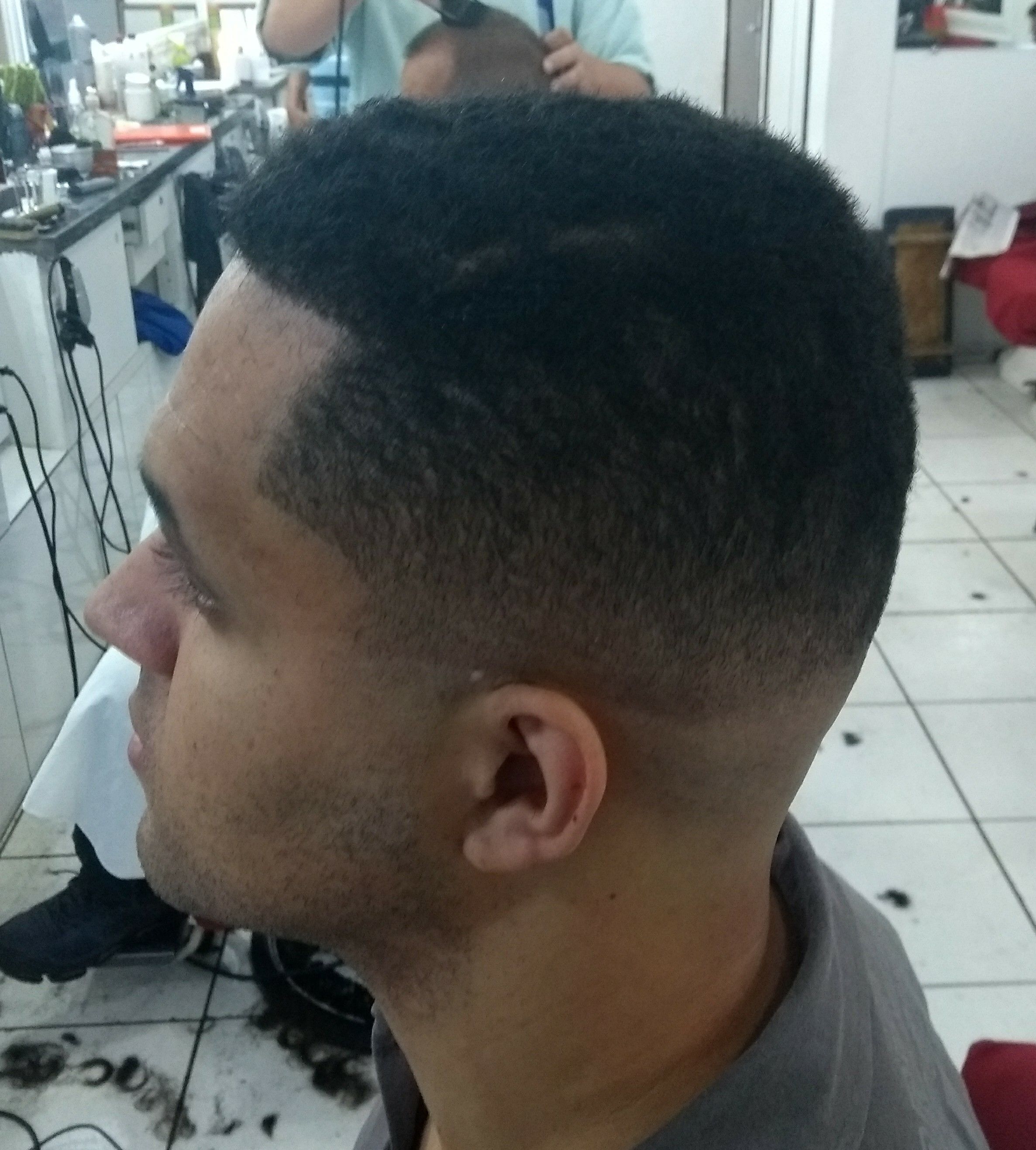 Corte degradê navalhado em vista lateral. cabeleireiro(a) barbeiro(a)