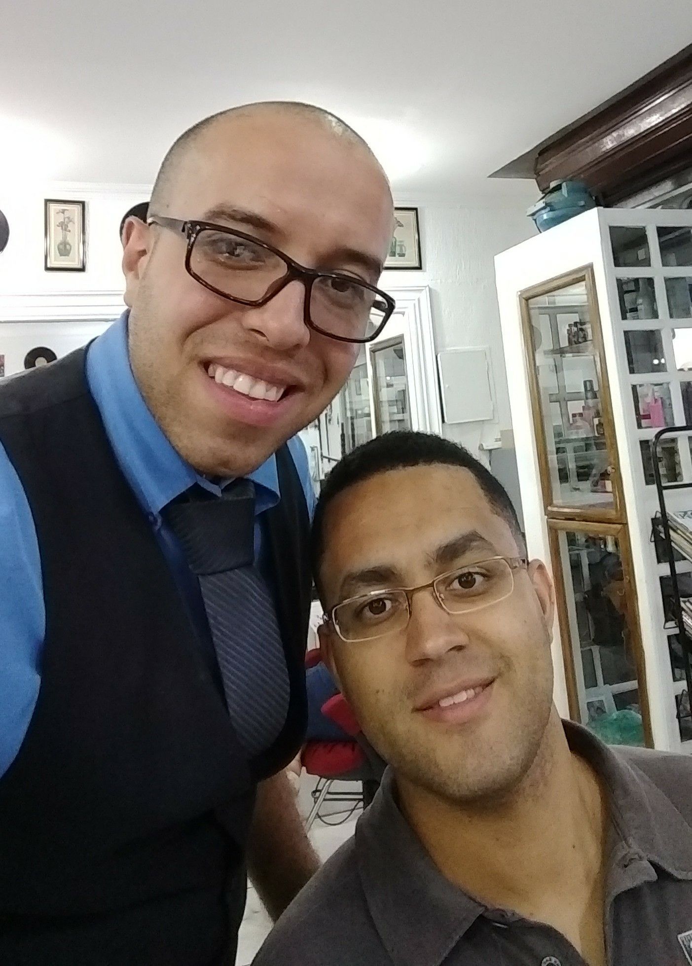 Corte degradê navalhado. cabeleireiro(a) barbeiro(a)