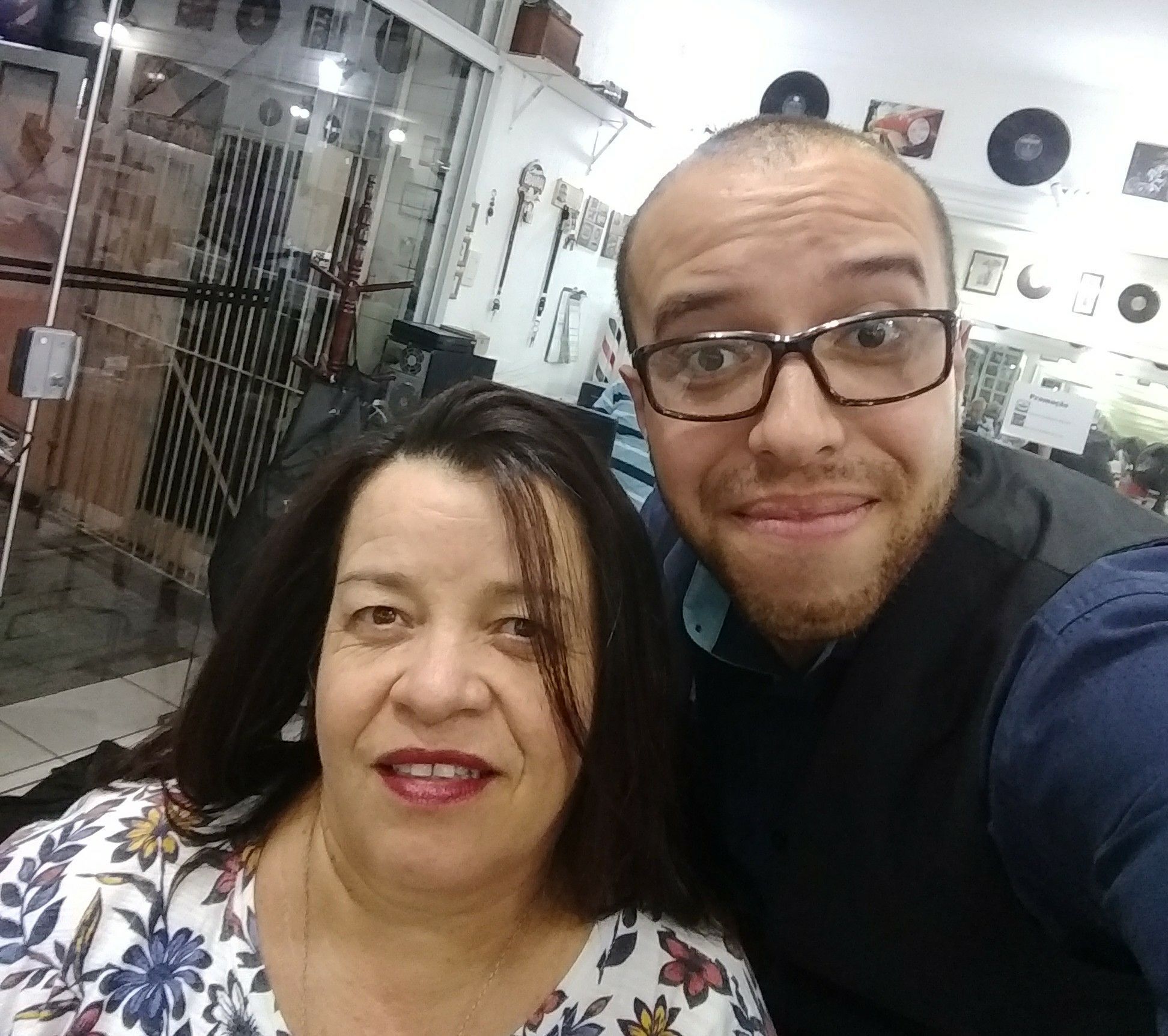 Escova lisa finalizada com prancha. cabelo cabeleireiro(a) barbeiro(a)