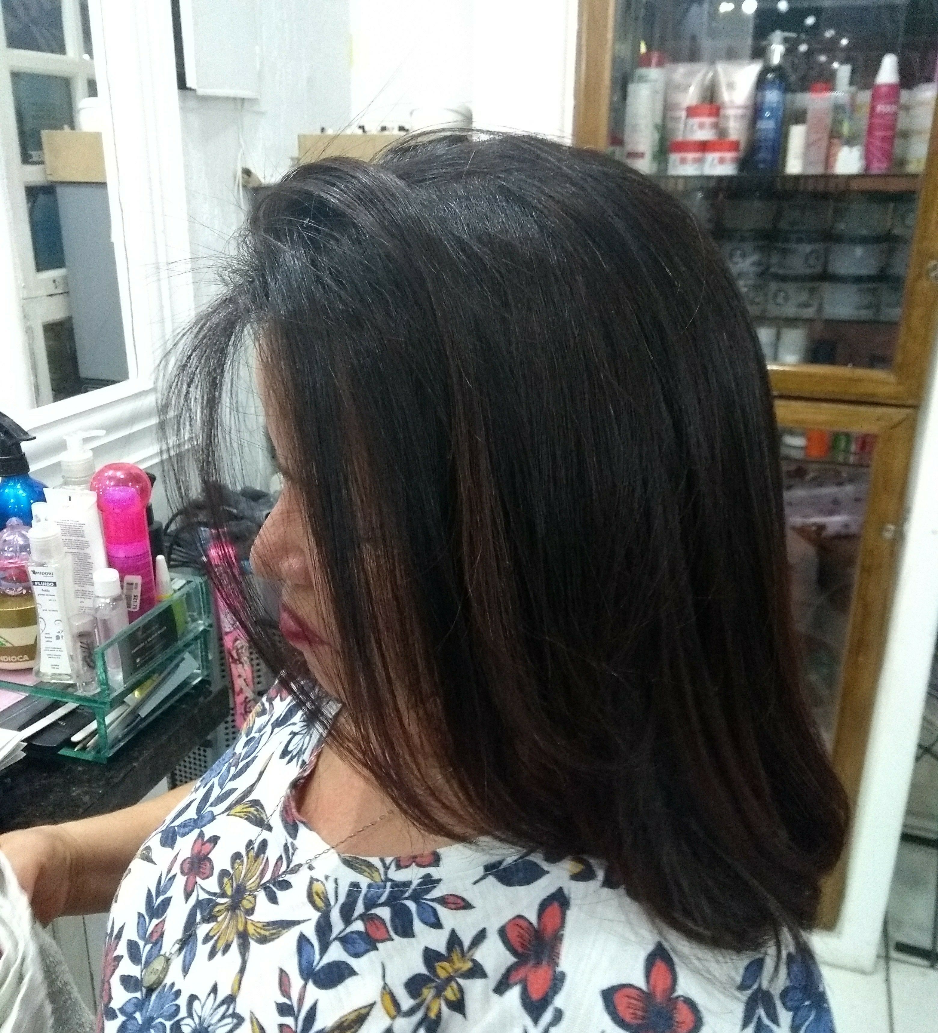 Escova lisa finalizada com prancha. Vista lateral. cabelo cabeleireiro(a) barbeiro(a)