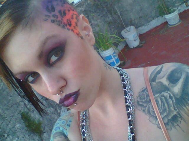 Punk Make Up e maquiagem de cabelo para videoclip maquiagem maquiador(a) micropigmentador(a) cabeleireiro(a) designer de sobrancelhas vendedor(a) stylist / visagista docente / professor(a)