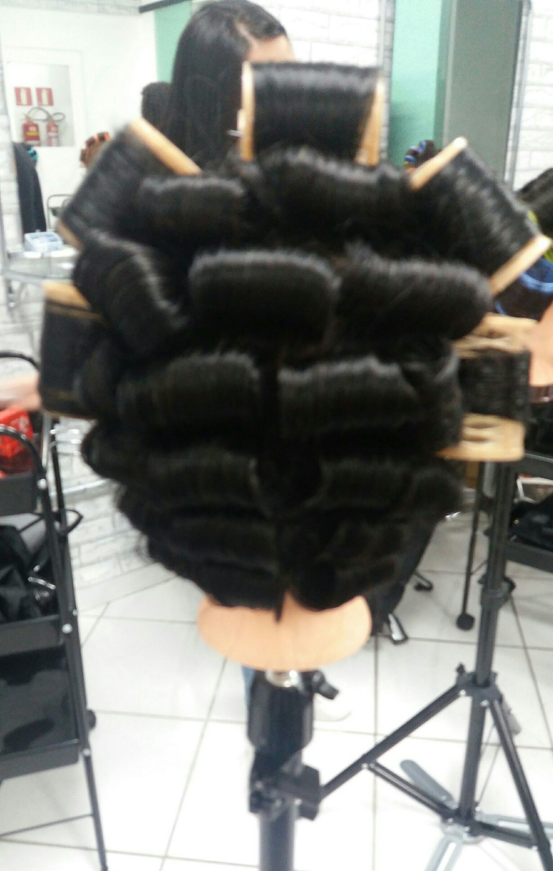 Preparação de cabelo para penteado da Dona Florinda... auxiliar cabeleireiro(a) recepcionista