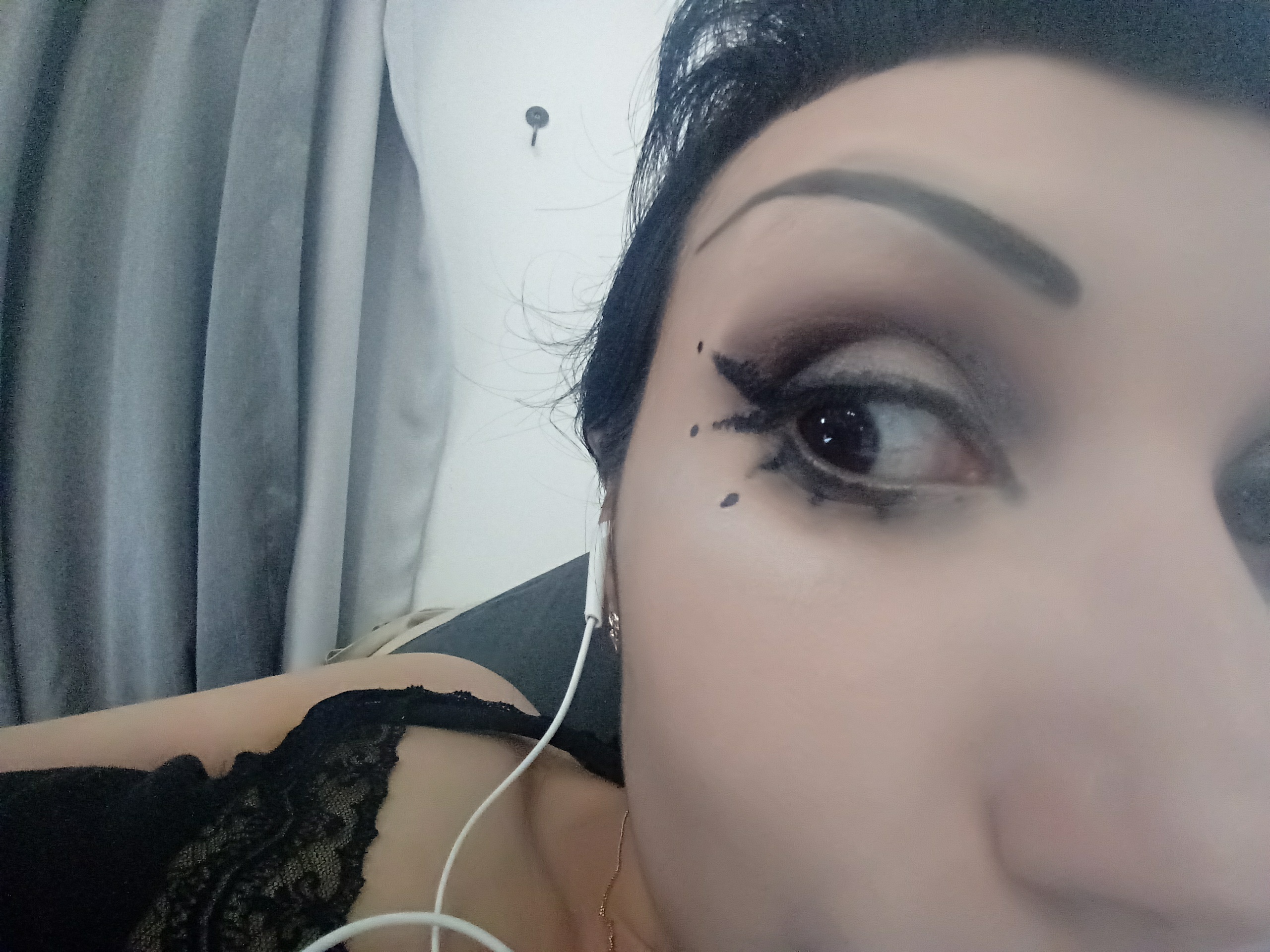 Make inspirada em look anos 70. maquiagem 