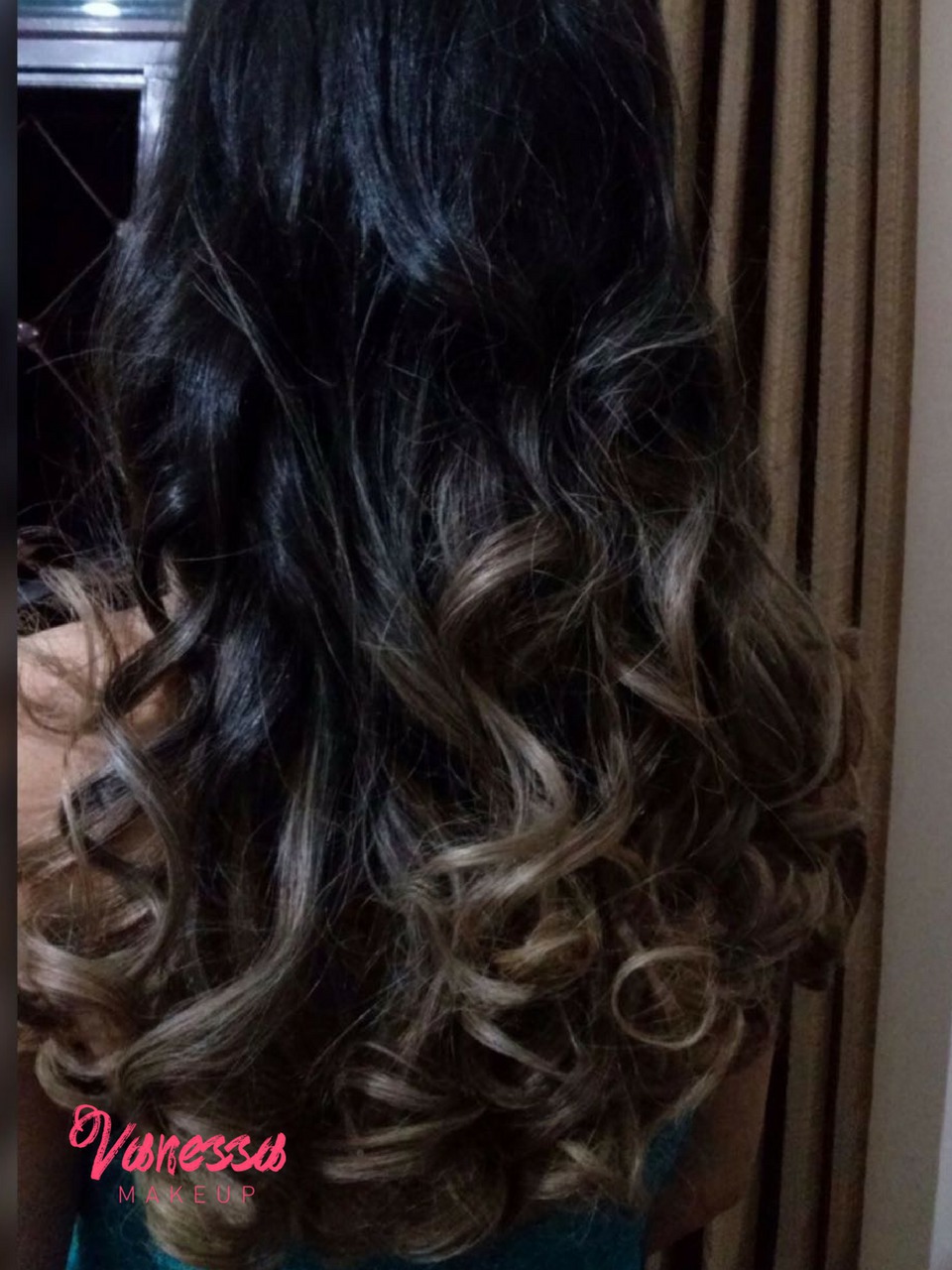 Cabelo com escova e babyliss. cabelo maquiador(a)