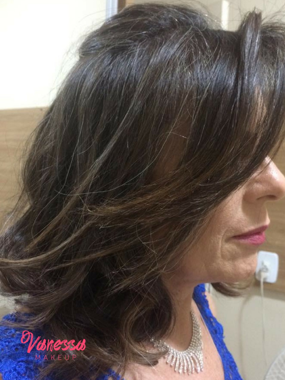 Escova modelada. cabelo maquiador(a)