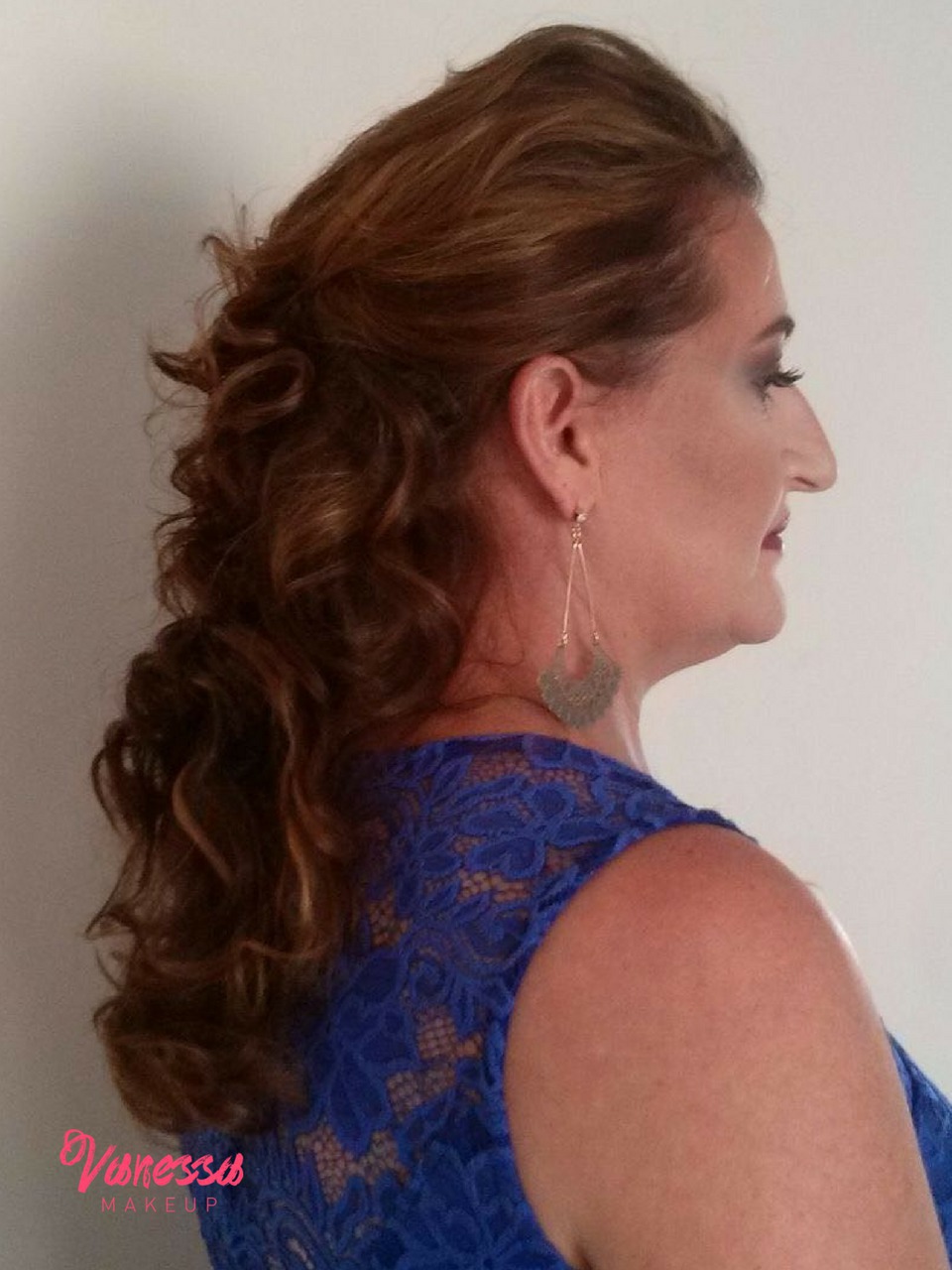 Penteado cabelo médio. cabelo maquiador(a)