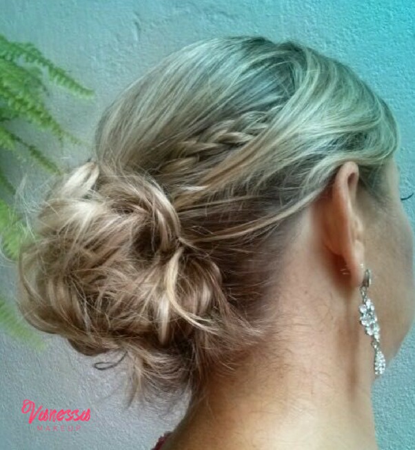 Penteado preso. cabelo maquiador(a)