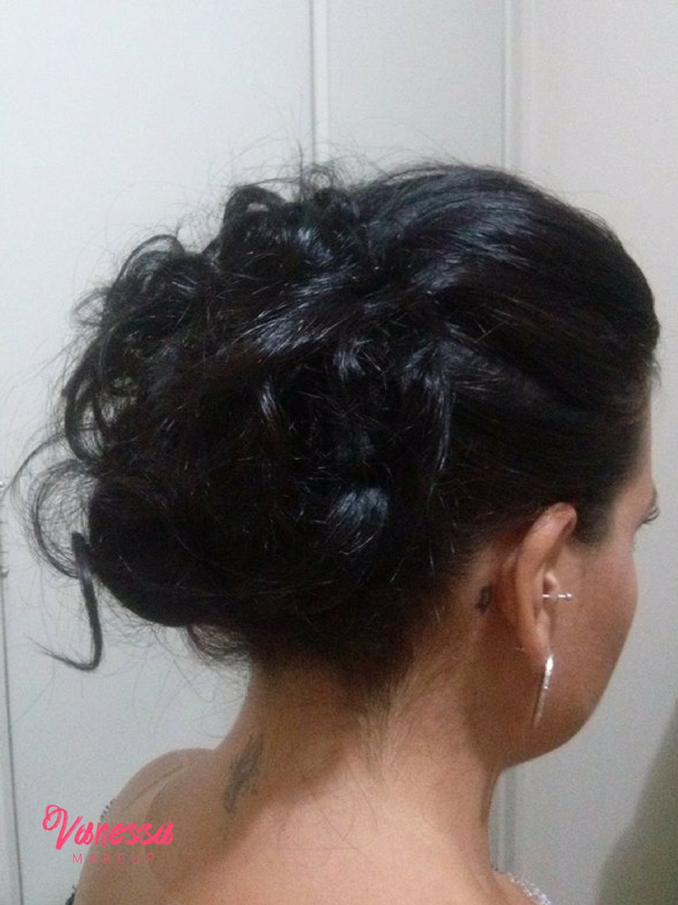 Penteado preso. cabelo maquiador(a)