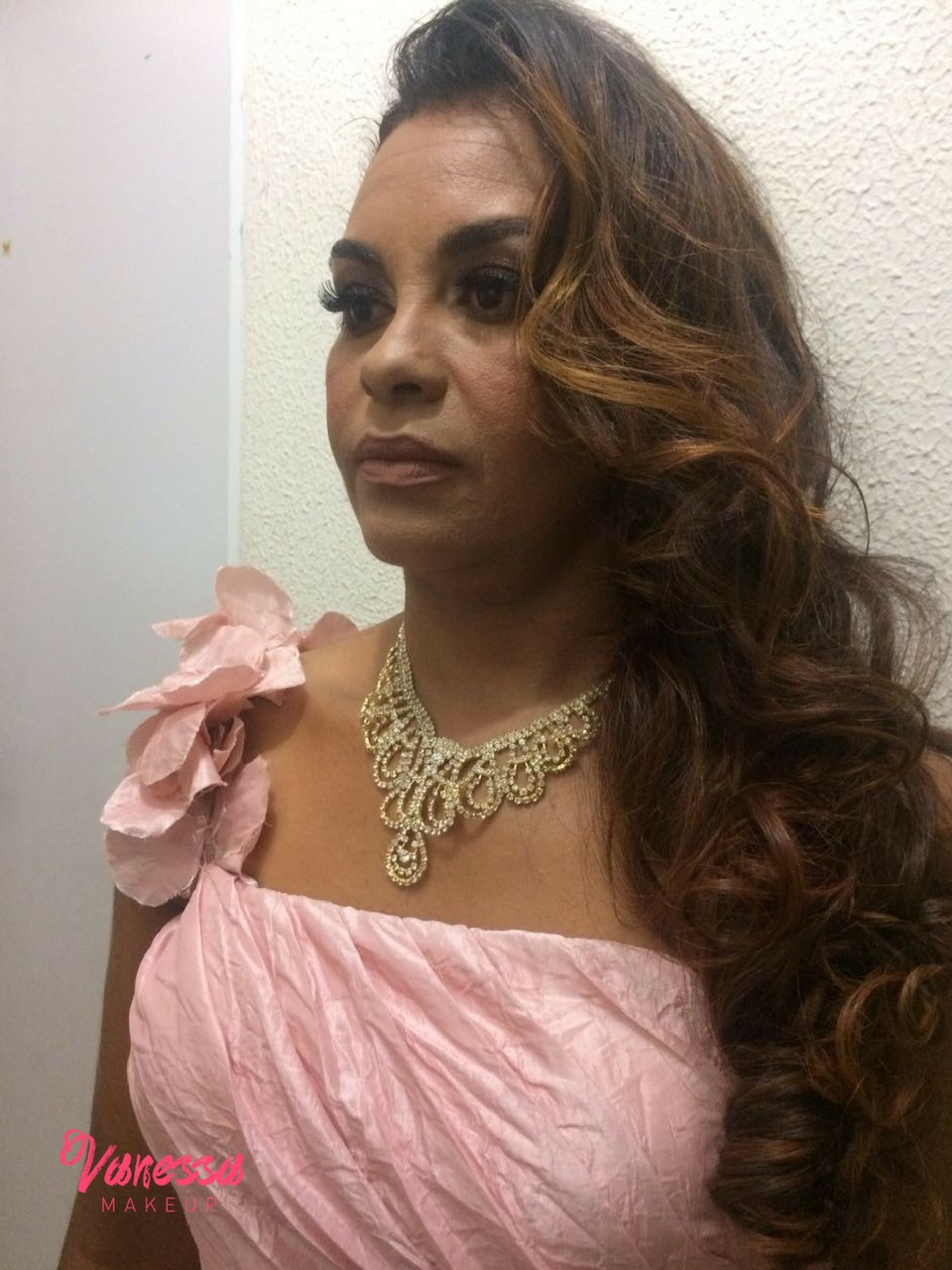 Penteado cabelo longo. cabelo maquiador(a)