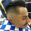 O estilo do corte de cabelo disfarçado tem feito literalmente a cabeça da maioria dos homens, pois é um corte cheio de estilo. Porém para fazê-lo é preciso muita técnica do profissional.
