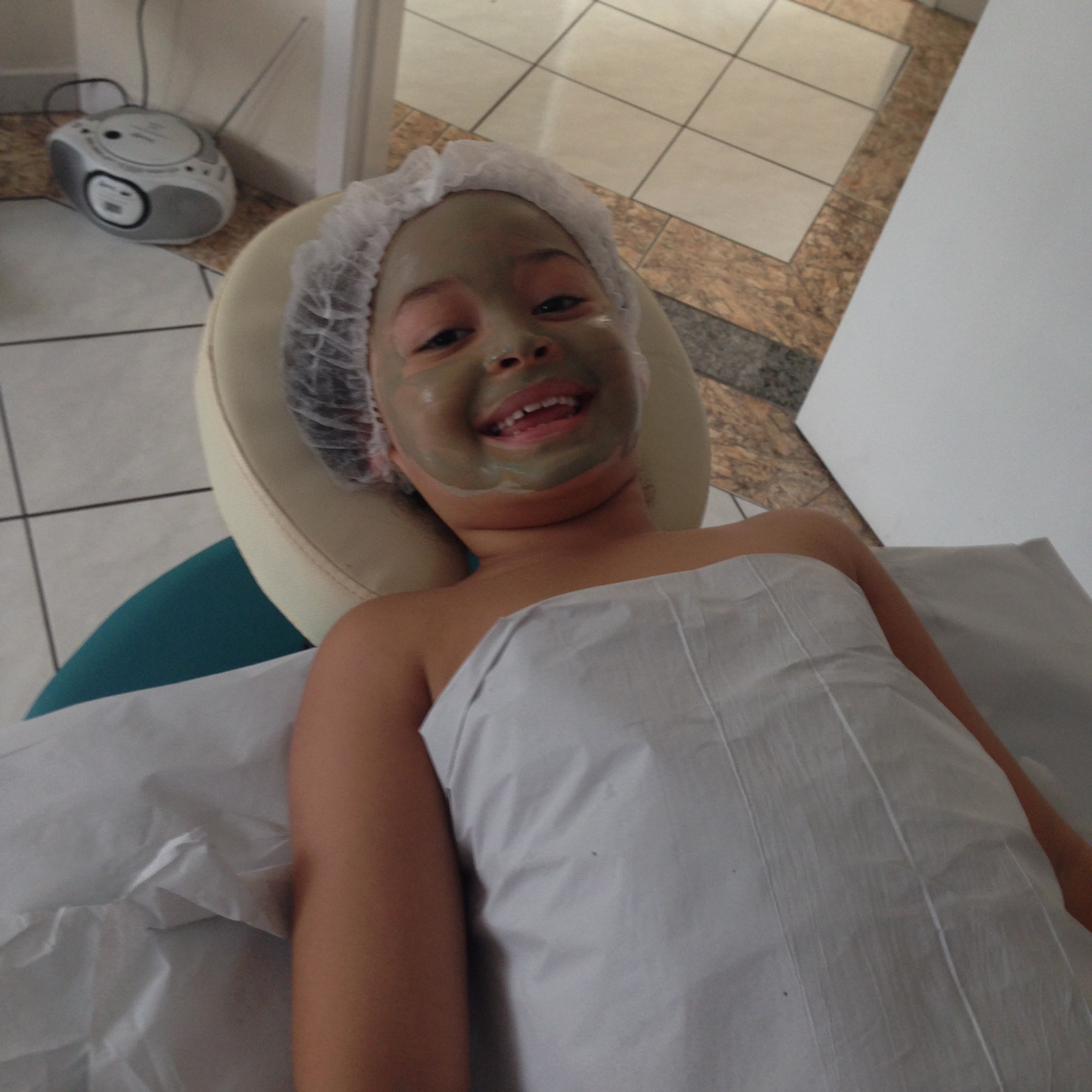 Tratamentos kids
Massagem Relaxante
Detox Kids
SPA Pés & Mãos 
 esteticista
