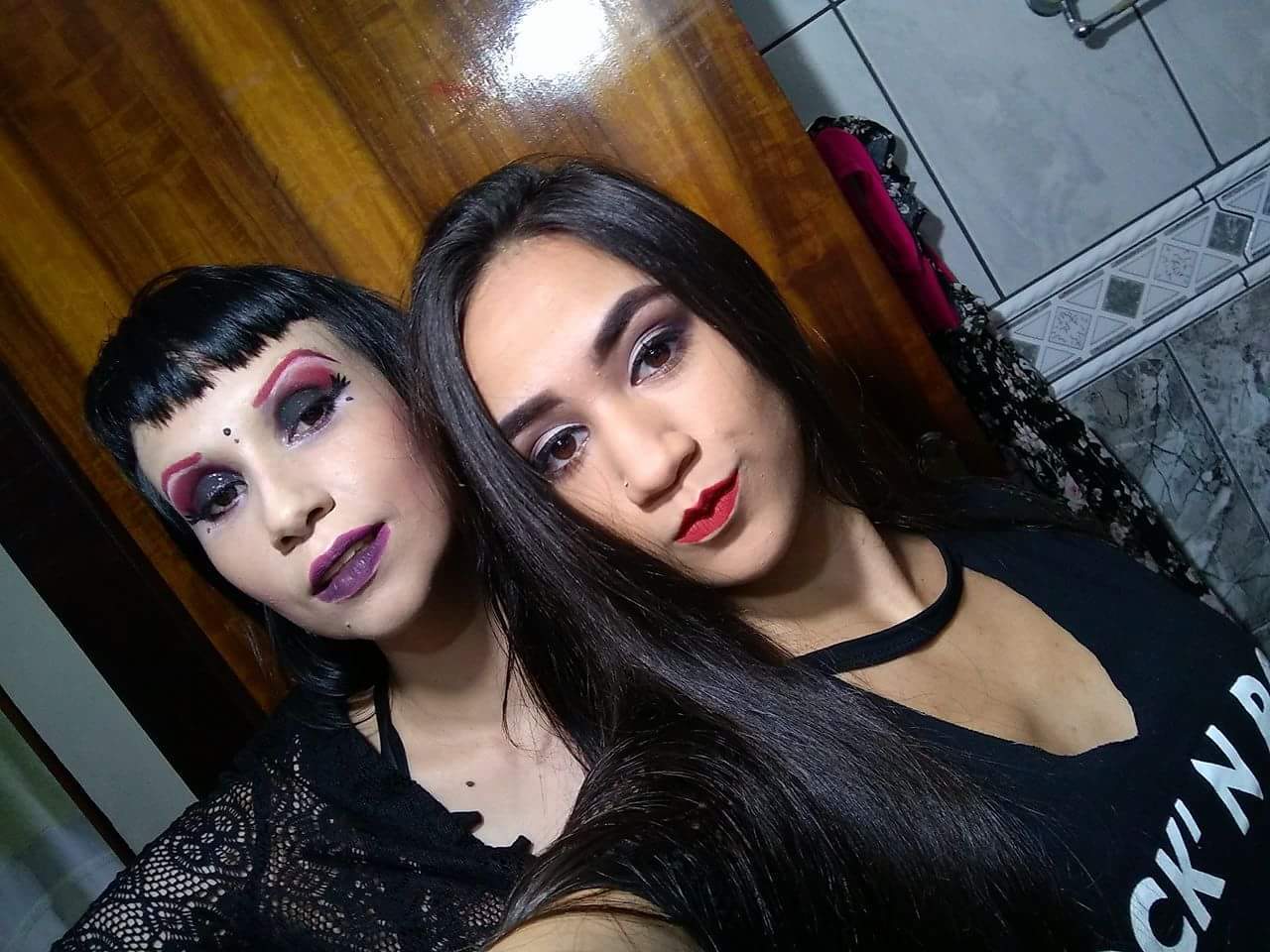 Make vermelha: base #rubyrose pó #marykay


Make #goth com #gliter 
#redeyebrows #purplelips
#redmakeup
#vermelho #roxo
#sombrancelhacolorida
#maquiagem
#batomliquido #roxo
 maquiagem 