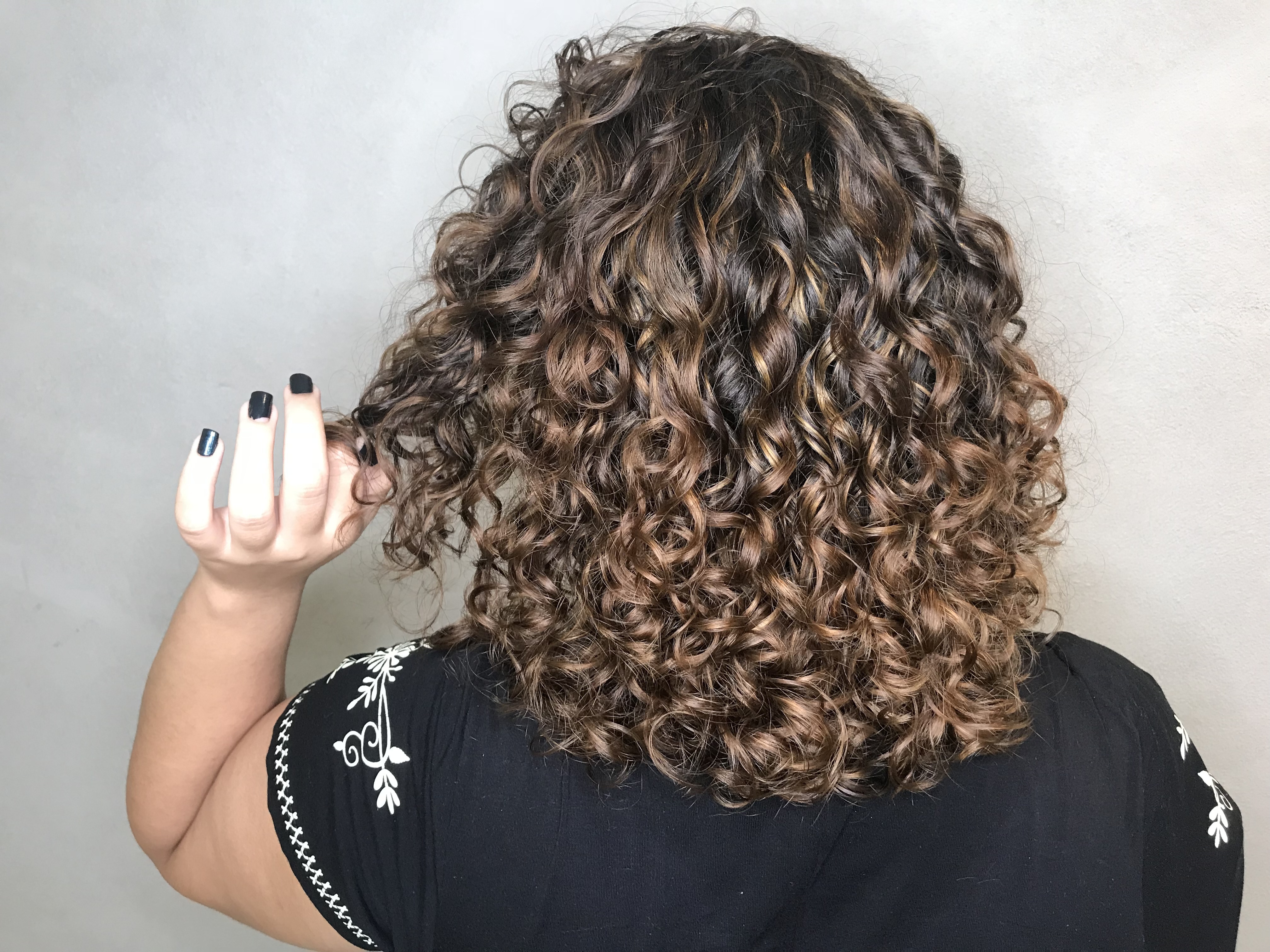 Aqueles caracóis 🐌 iluminados com tons de marrom canela 🐻🖤 cabelo cabeleireiro(a) maquiador(a)