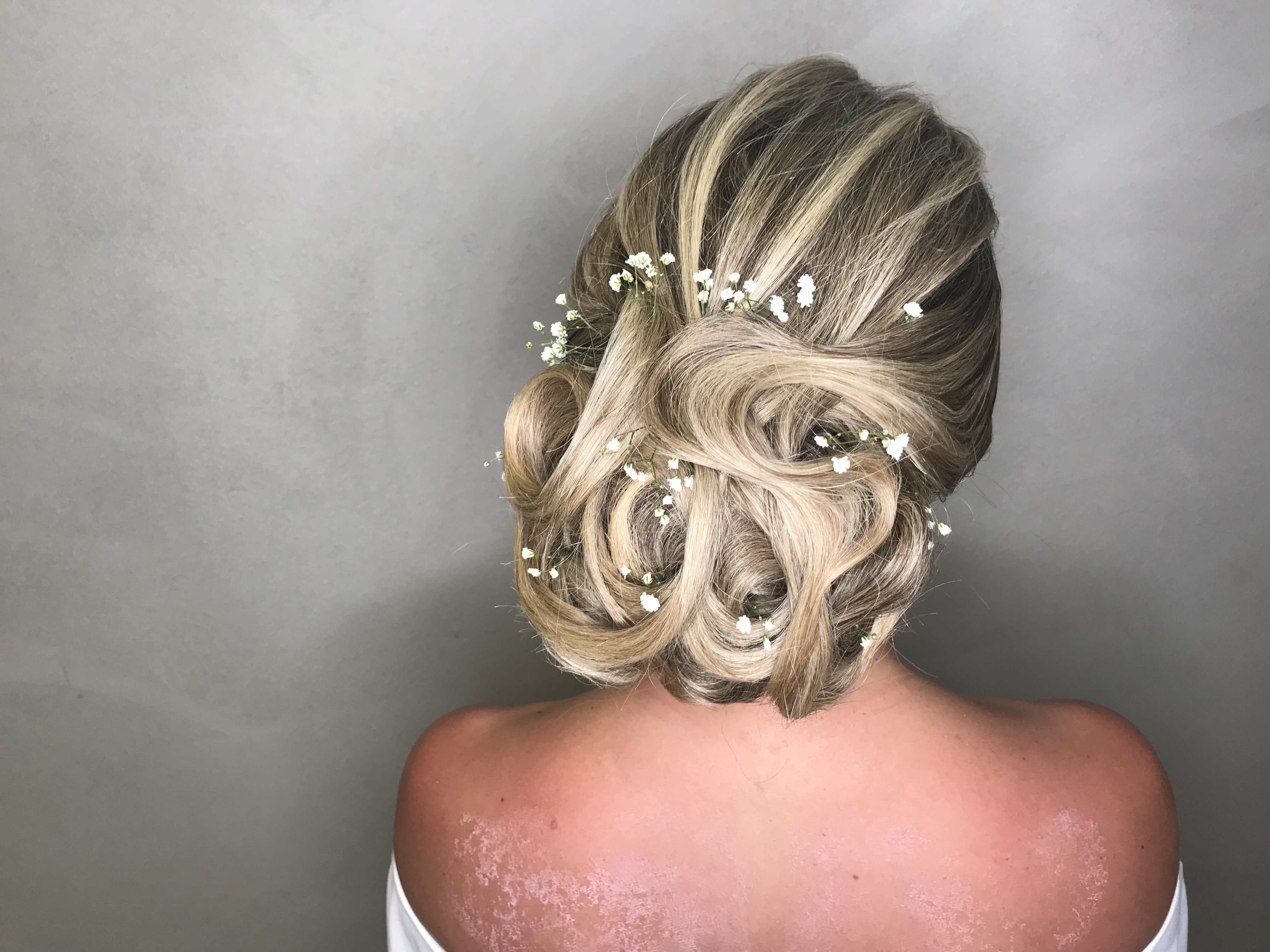 Penteado noiva clássico com detalhes românticos  cabelo cabeleireiro(a) maquiador(a)