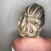 Penteado noiva clássico com detalhes românticos 