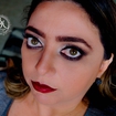 Olhos Marcantes com Boca Vermelha