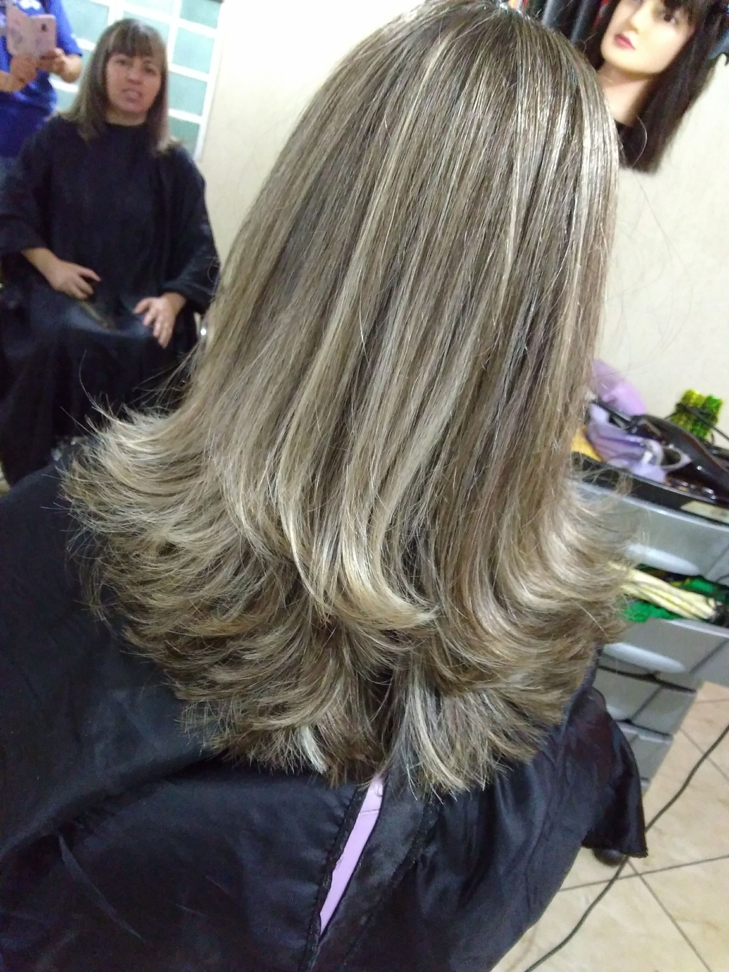 Cabelo com luzes feito na touca. cabelo auxiliar cabeleireiro(a) auxiliar cabeleireiro(a) cabeleireiro(a)