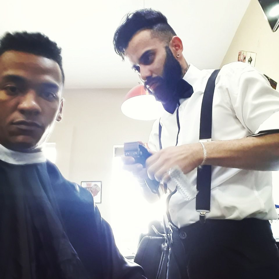 Barbeiro  tb  cabeleireiro(a) maquiador(a) barbeiro(a)