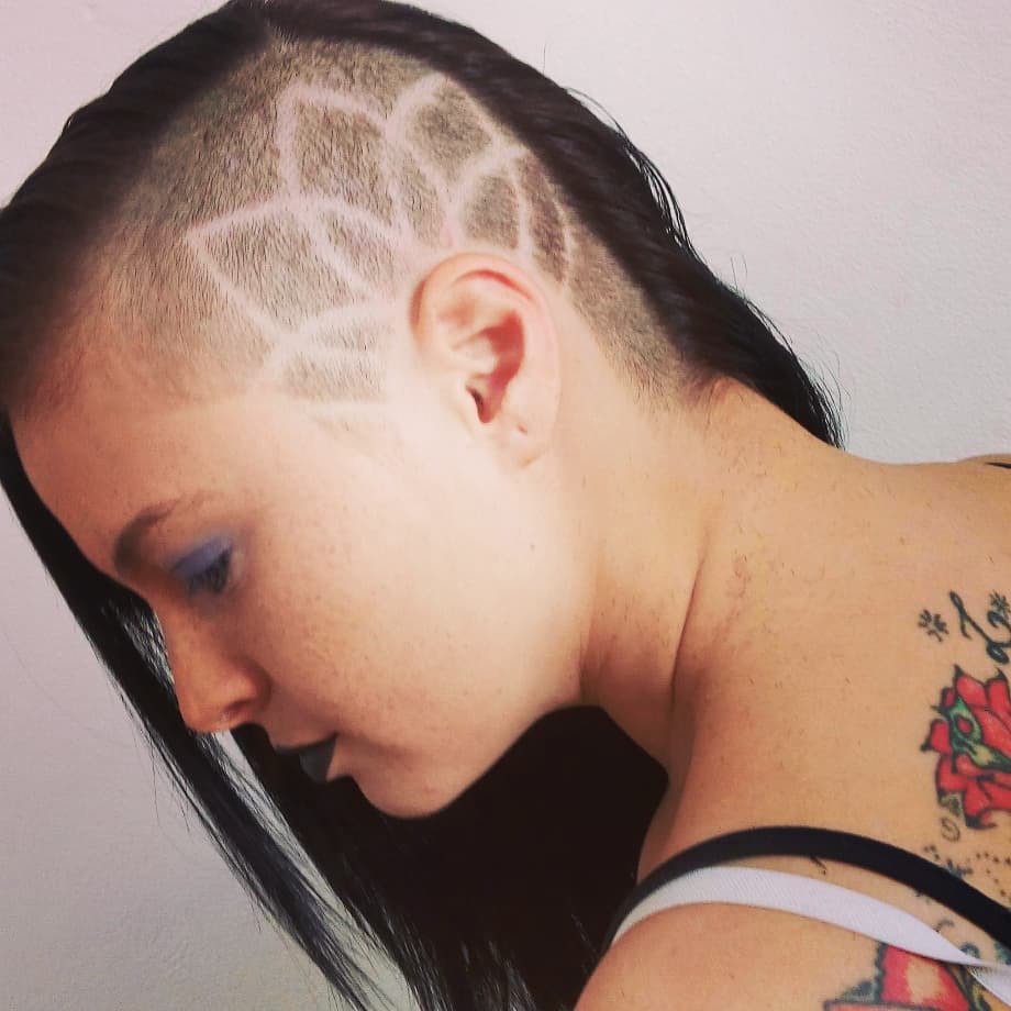 Corte raspado na lateral com desenho. cabelo barbeiro(a)