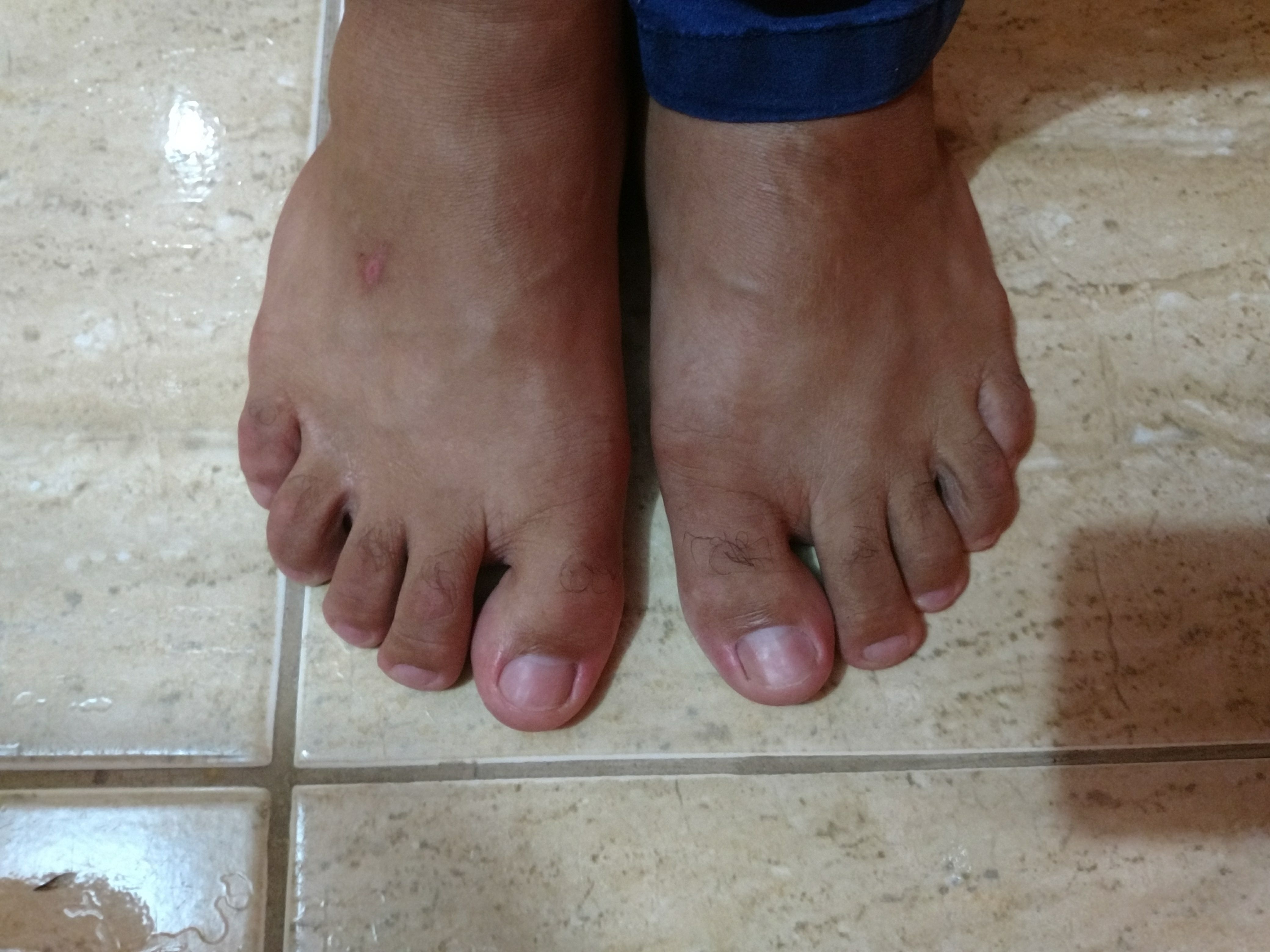 Pé masculino, cutículas e esmaltado com base fosca unha manicure e pedicure