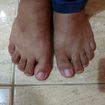 Pé masculino, cutículas e esmaltado com base fosca