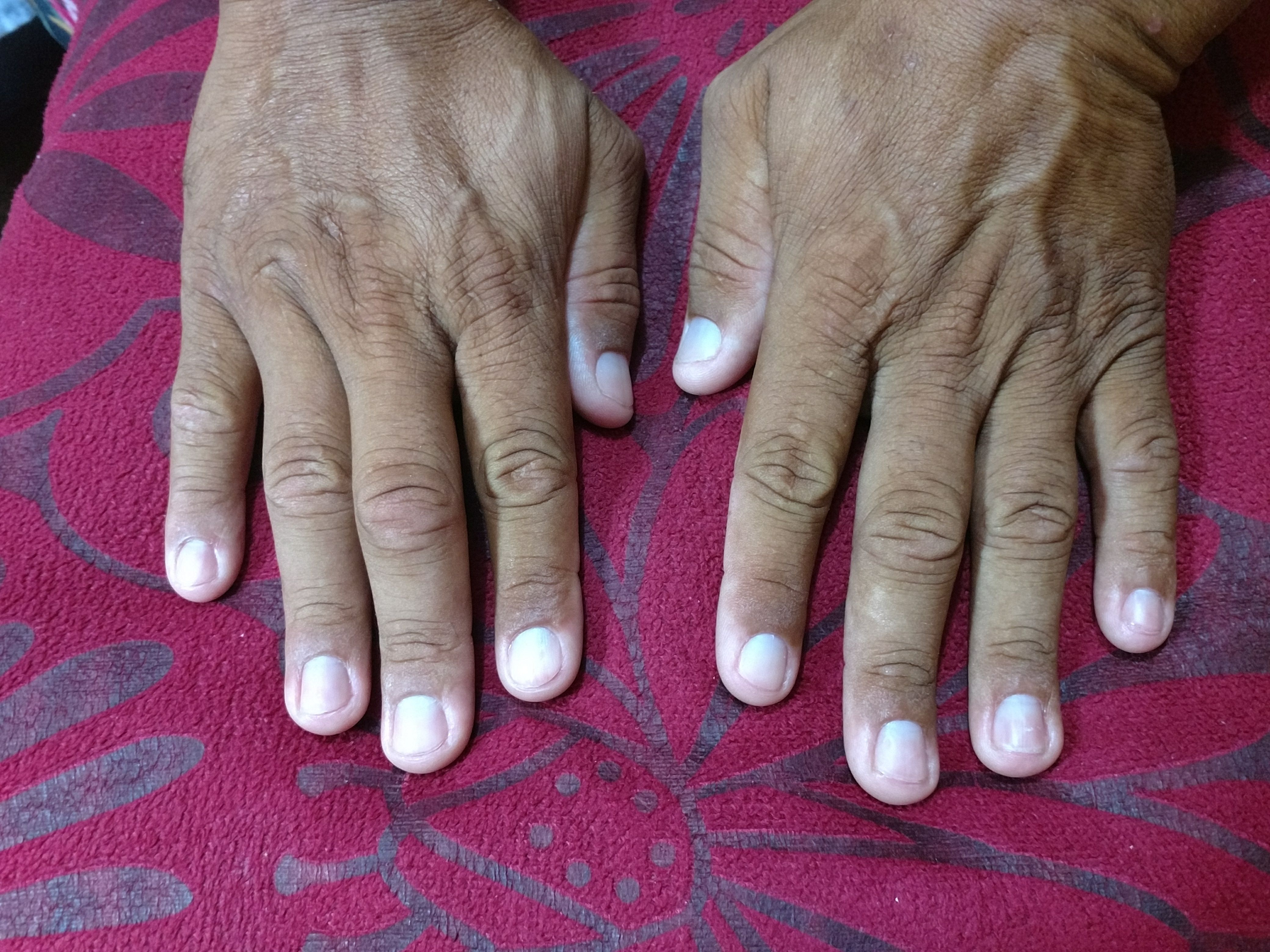 Mãos masculina, cuticulada e esmaltada com base fosca manicure e pedicure