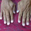 Mãos masculina, cuticulada e esmaltada com base fosca