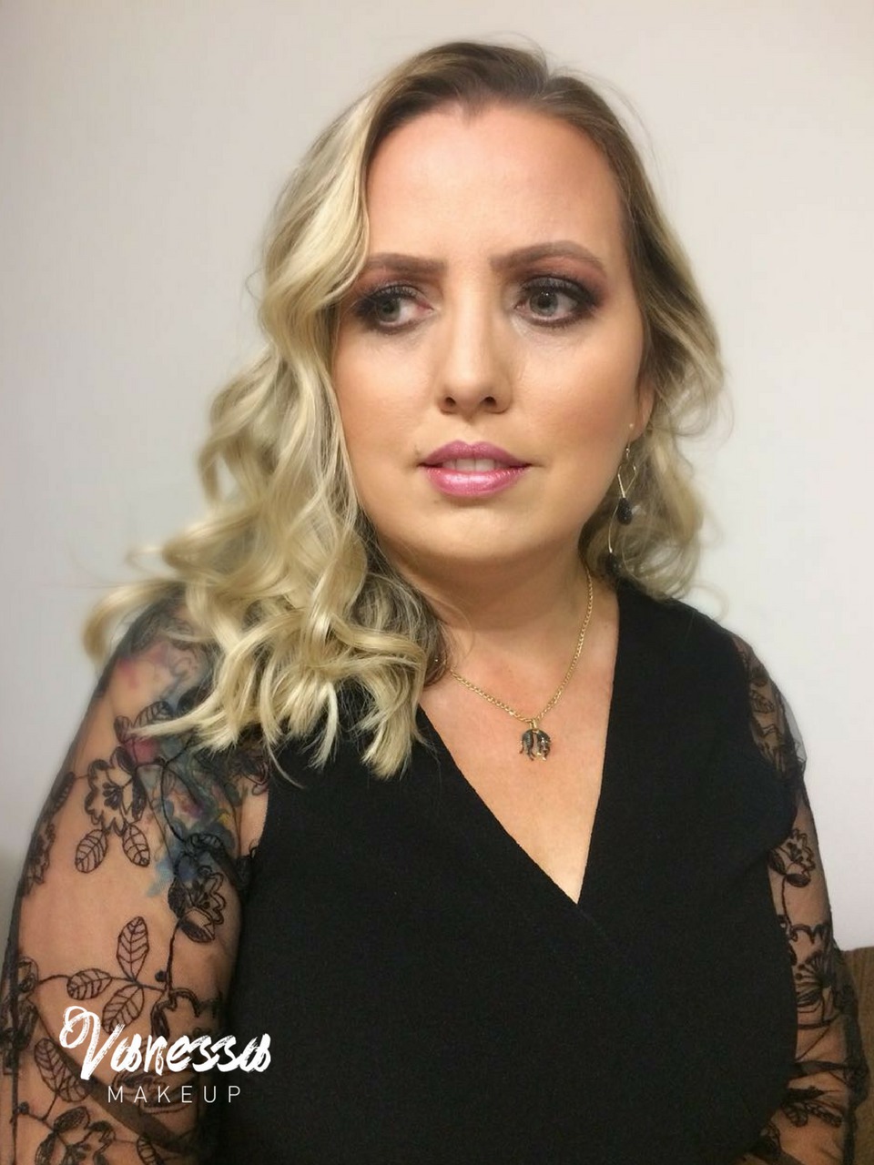 Maquiagem elaborada e escova com babyliss. maquiagem maquiador(a)