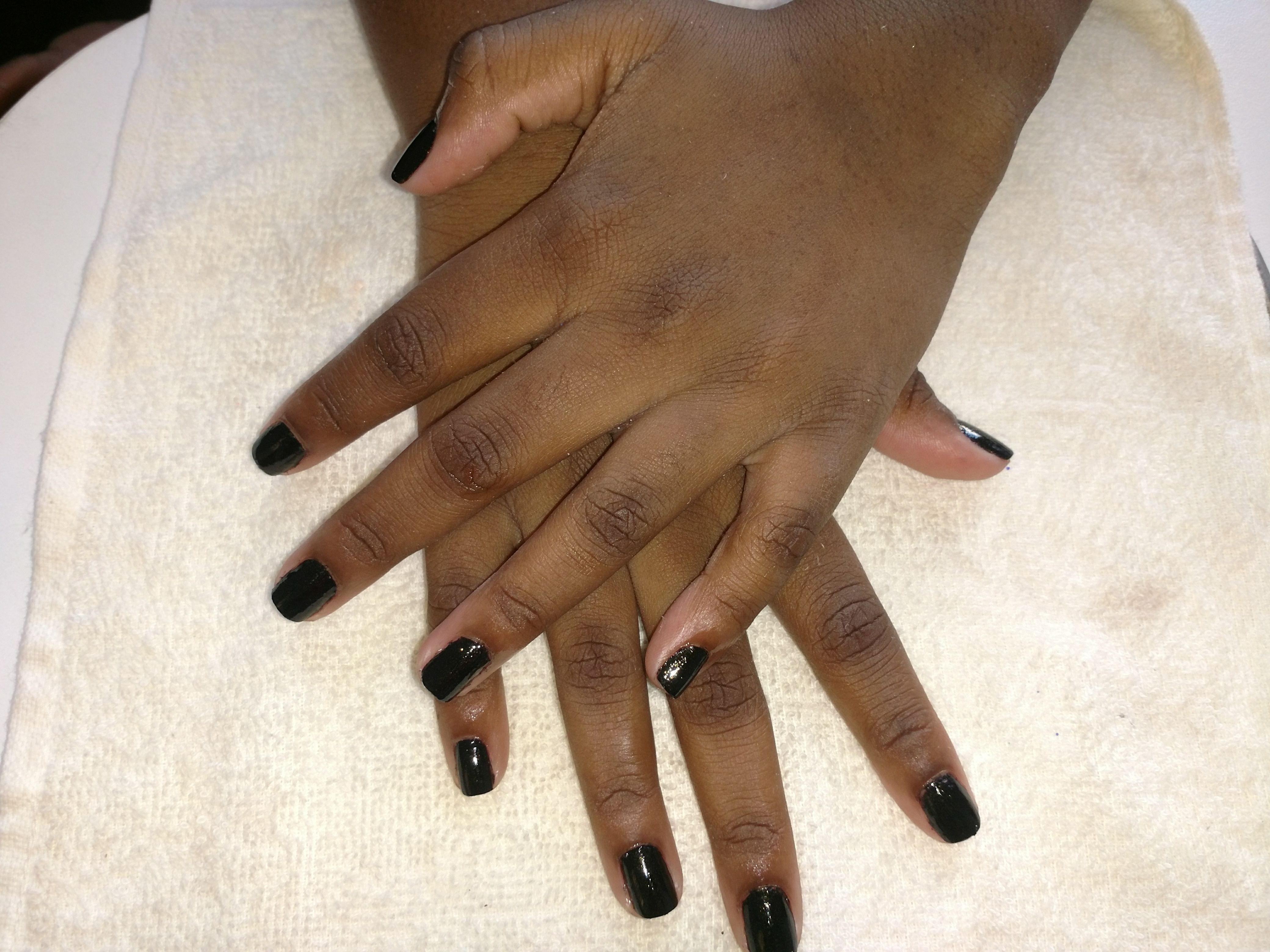 Mão infantil sem cuticular unha manicure e pedicure
