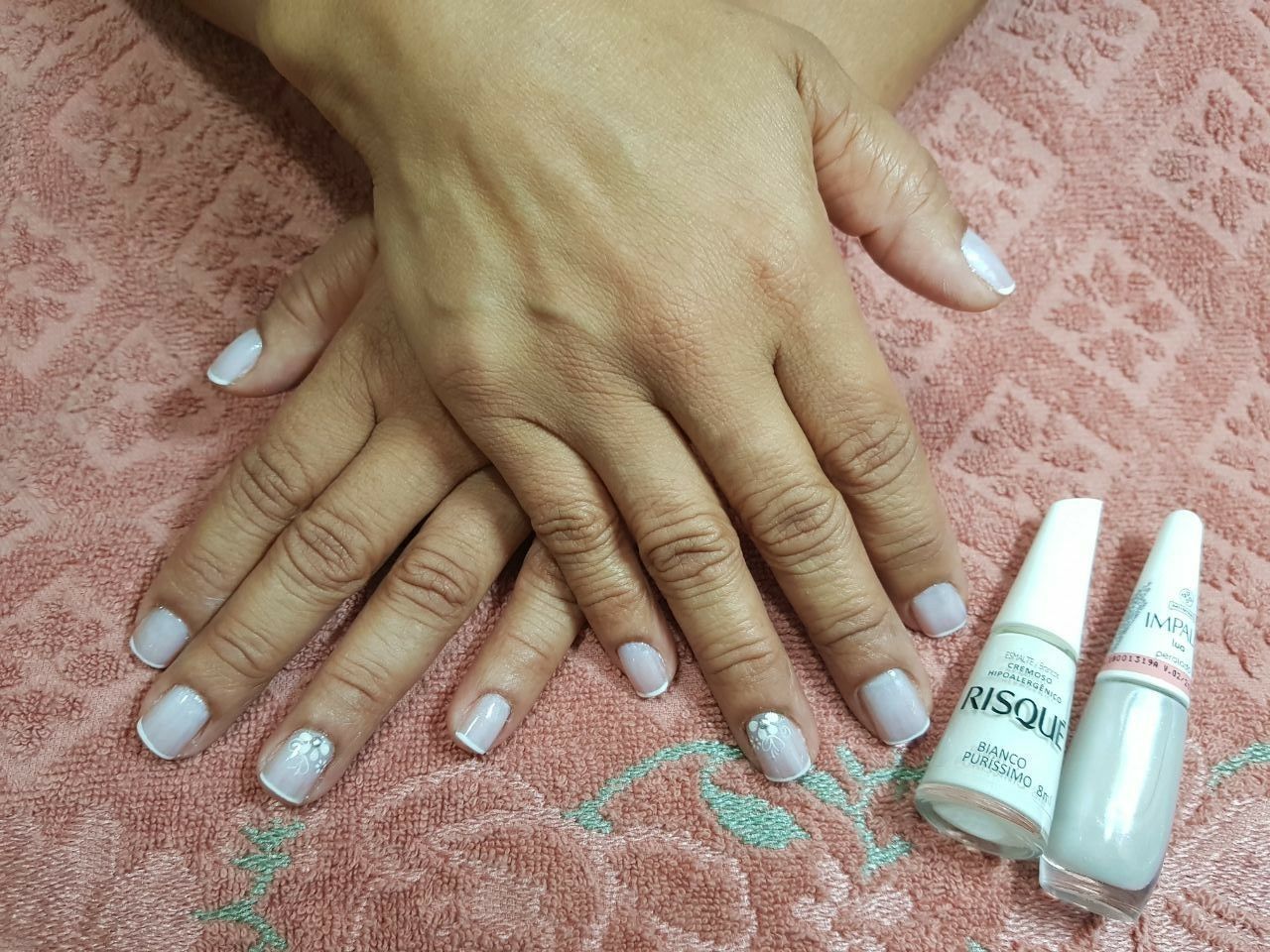 Francesinha com aplicação de adesivo.
#francesinha #maodelicada #appadesivo unha manicure e pedicure