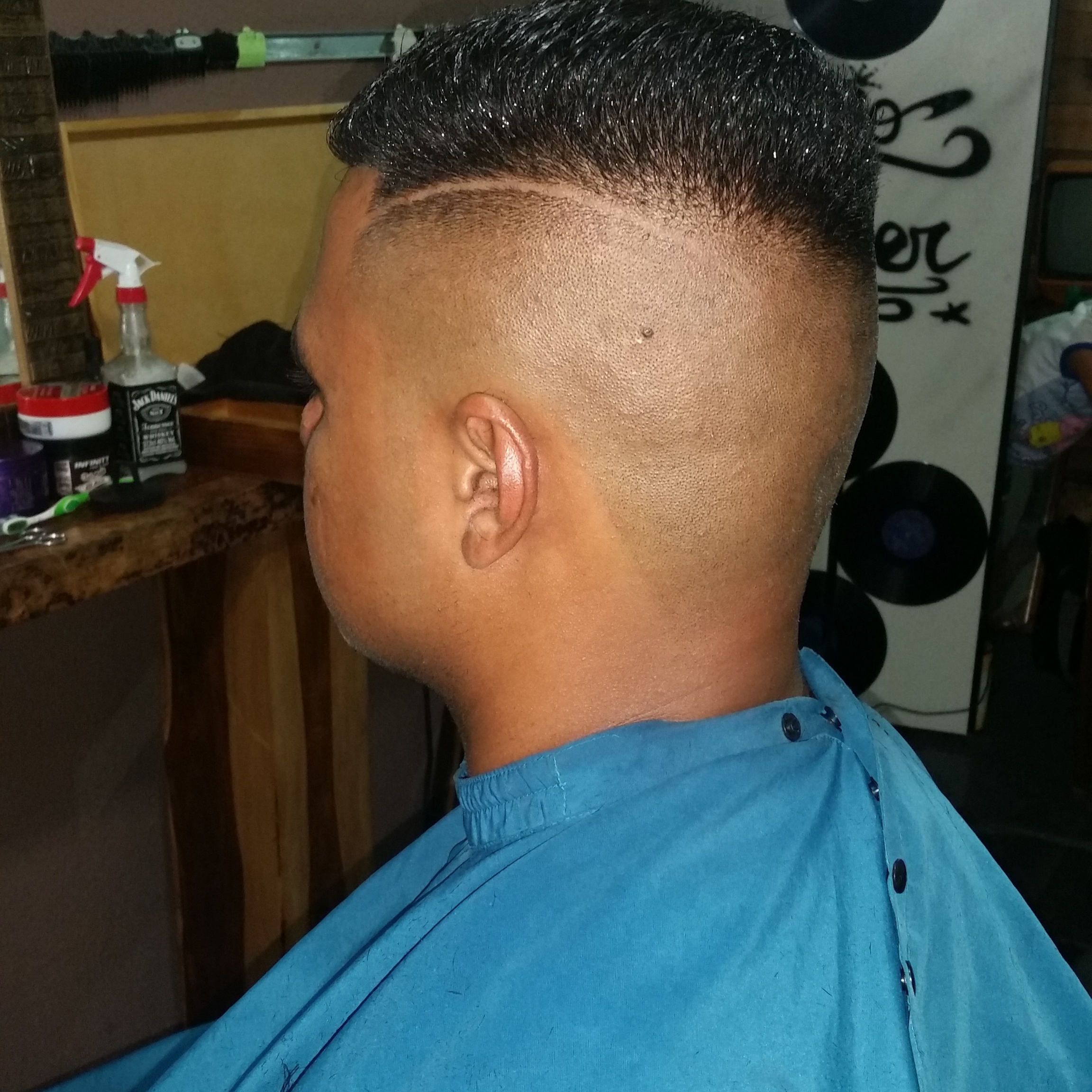 Disfarçado  com risco cabelo barbeiro(a)