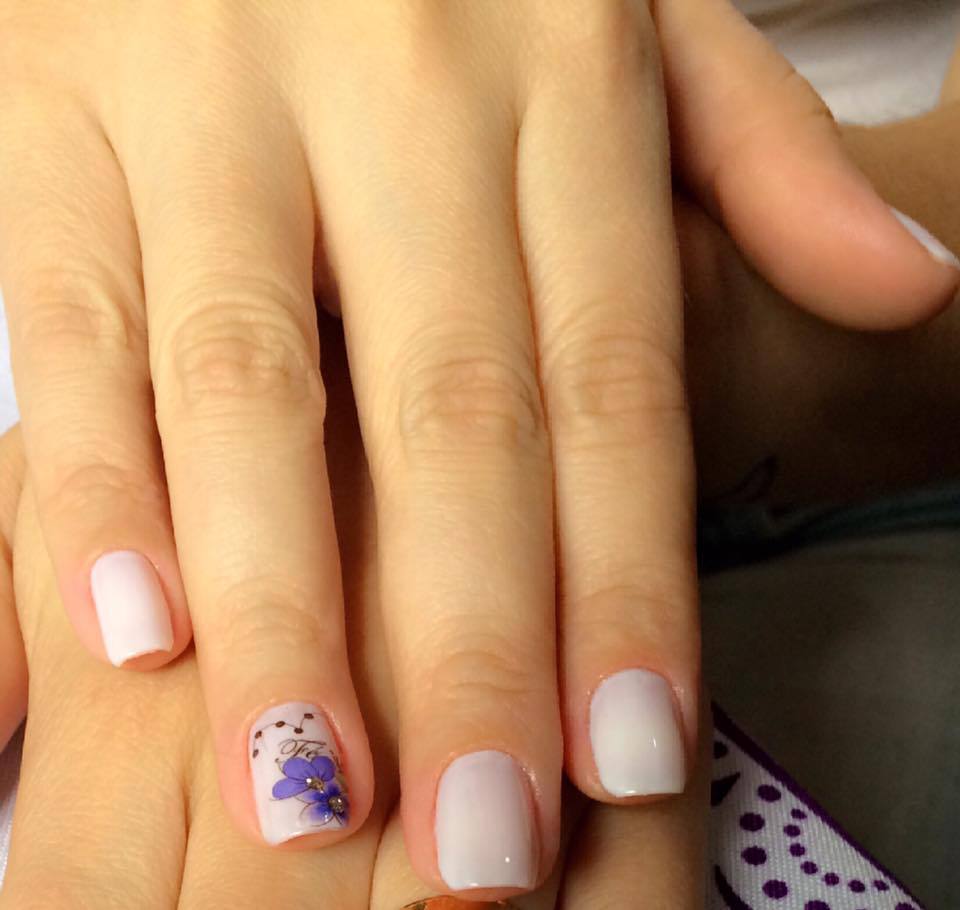branquinho delicado feito por mim  unha manicure e pedicure