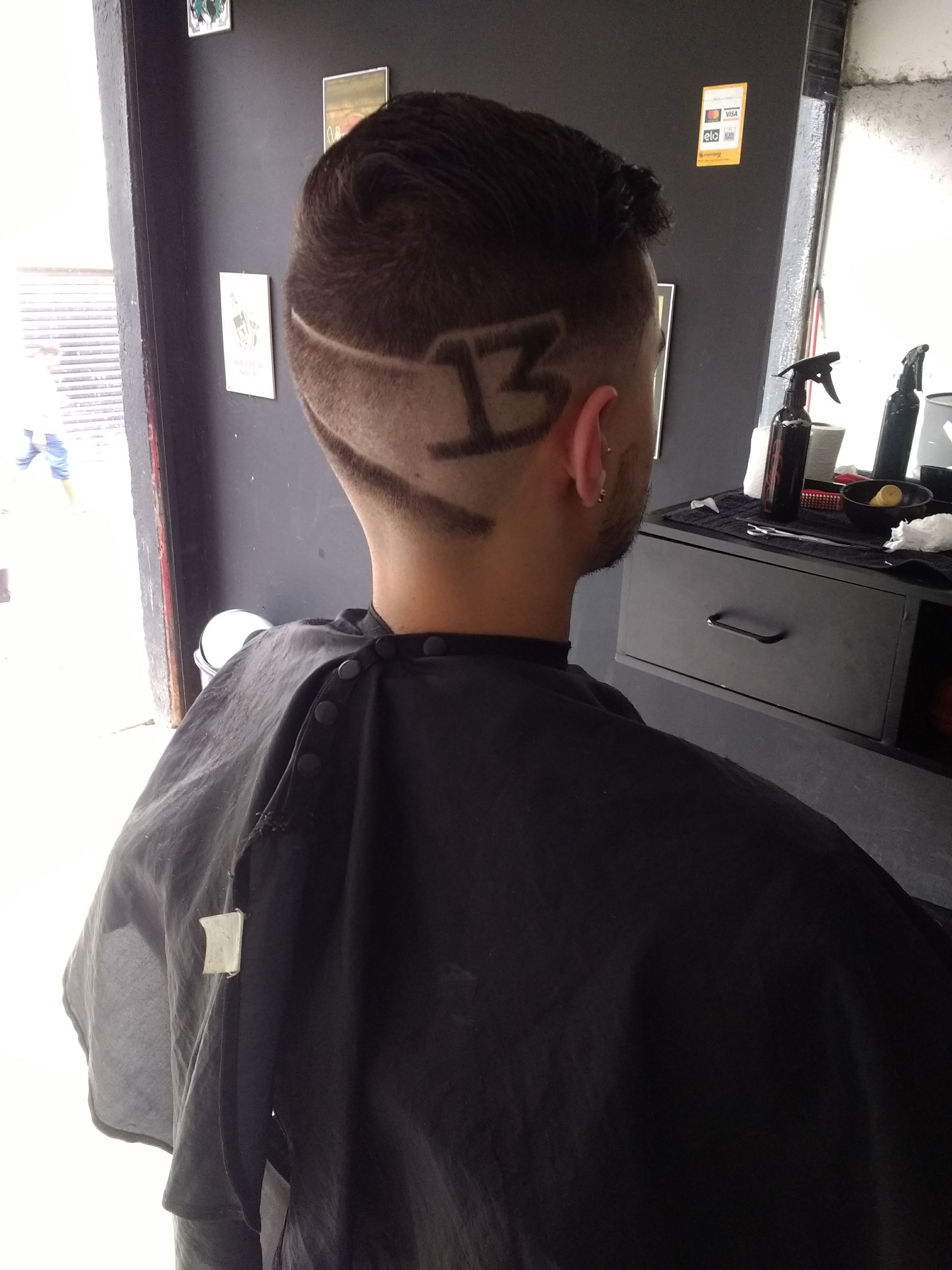 Corte fase e desenho cabelo barbeiro(a)