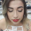 Um lindo desenho de pálpebra esfumado com delineado gatinho e ombré lip vermelho.