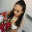 Noiva com esfumado diagonal marrom, cílios postíços e boca nude.