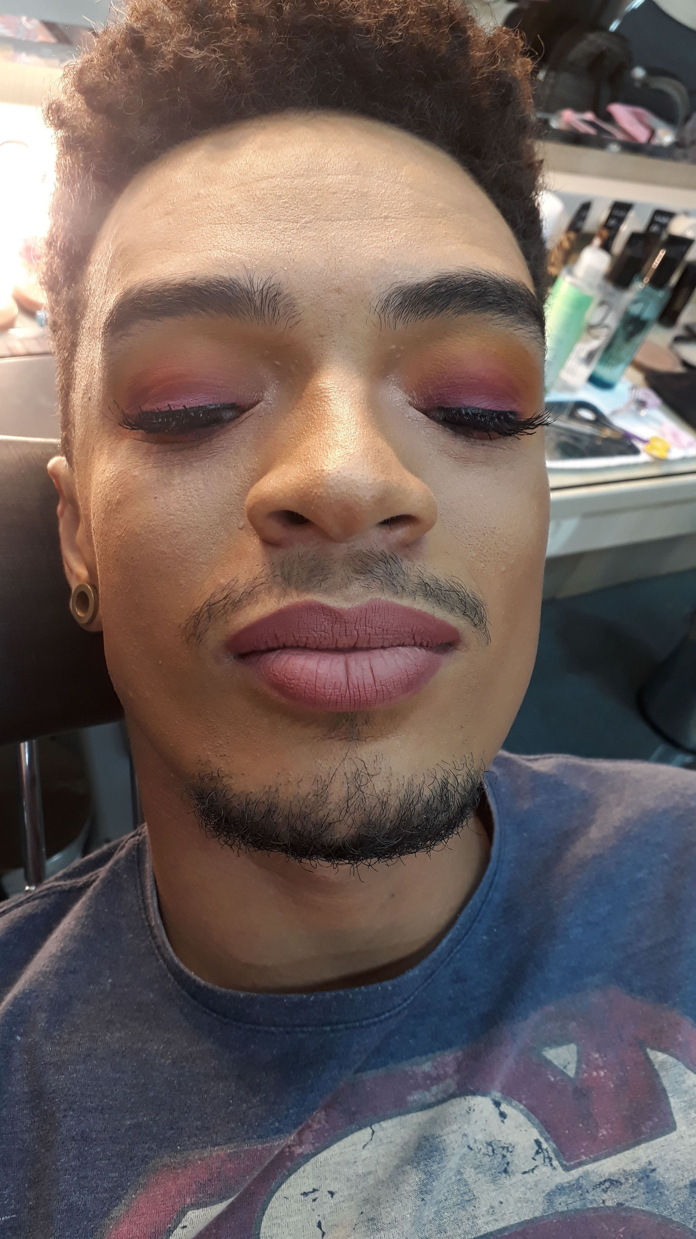 Maquiagem para passarela colorida, esfumando amarelo, laranja e roxo fúcsia e ombré lip rosinha. maquiagem maquiador(a)