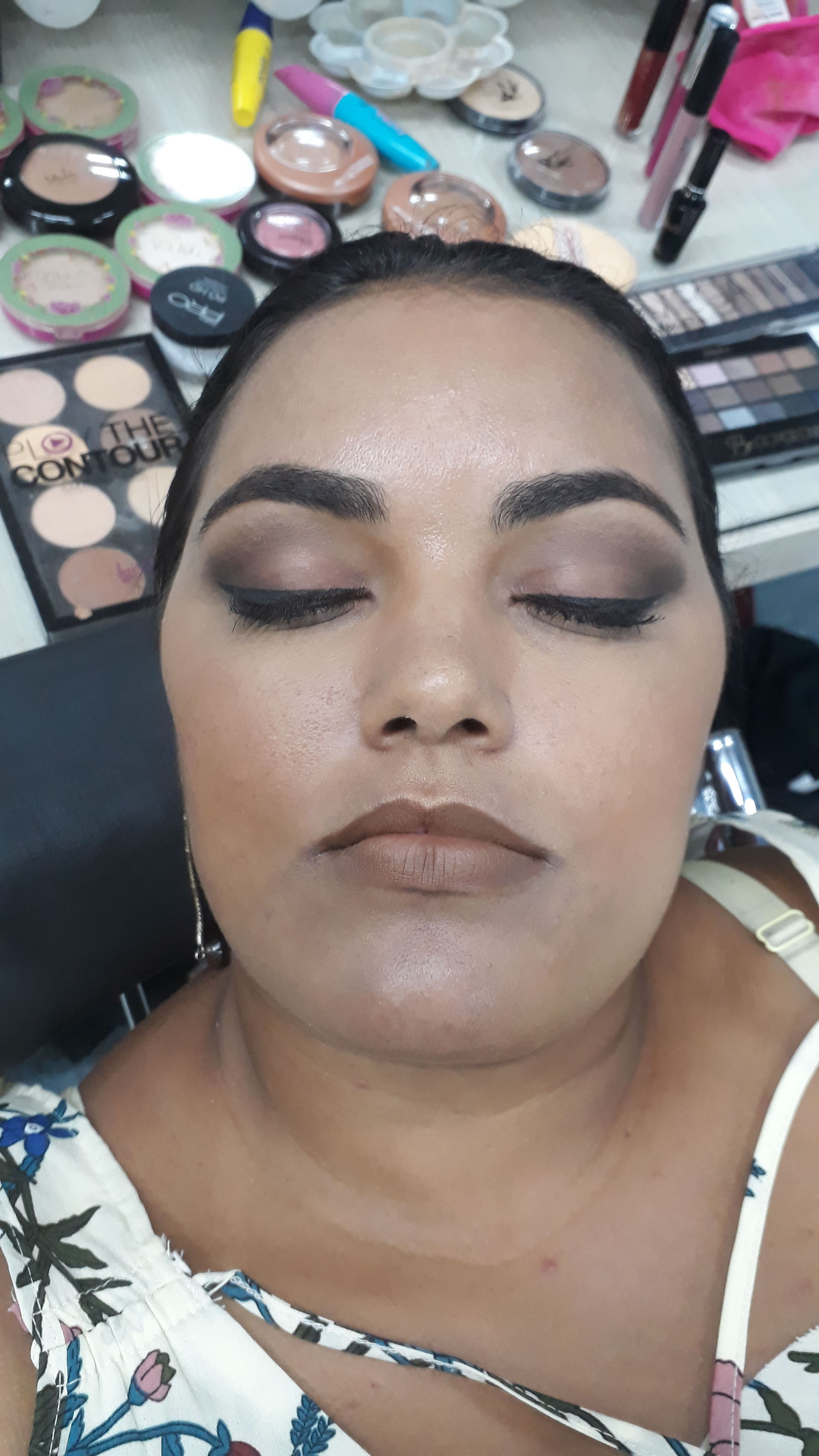 Pele feita com pan stick, nos olhos desenho de pálpebra e boca marrom-nude. maquiagem maquiador(a)