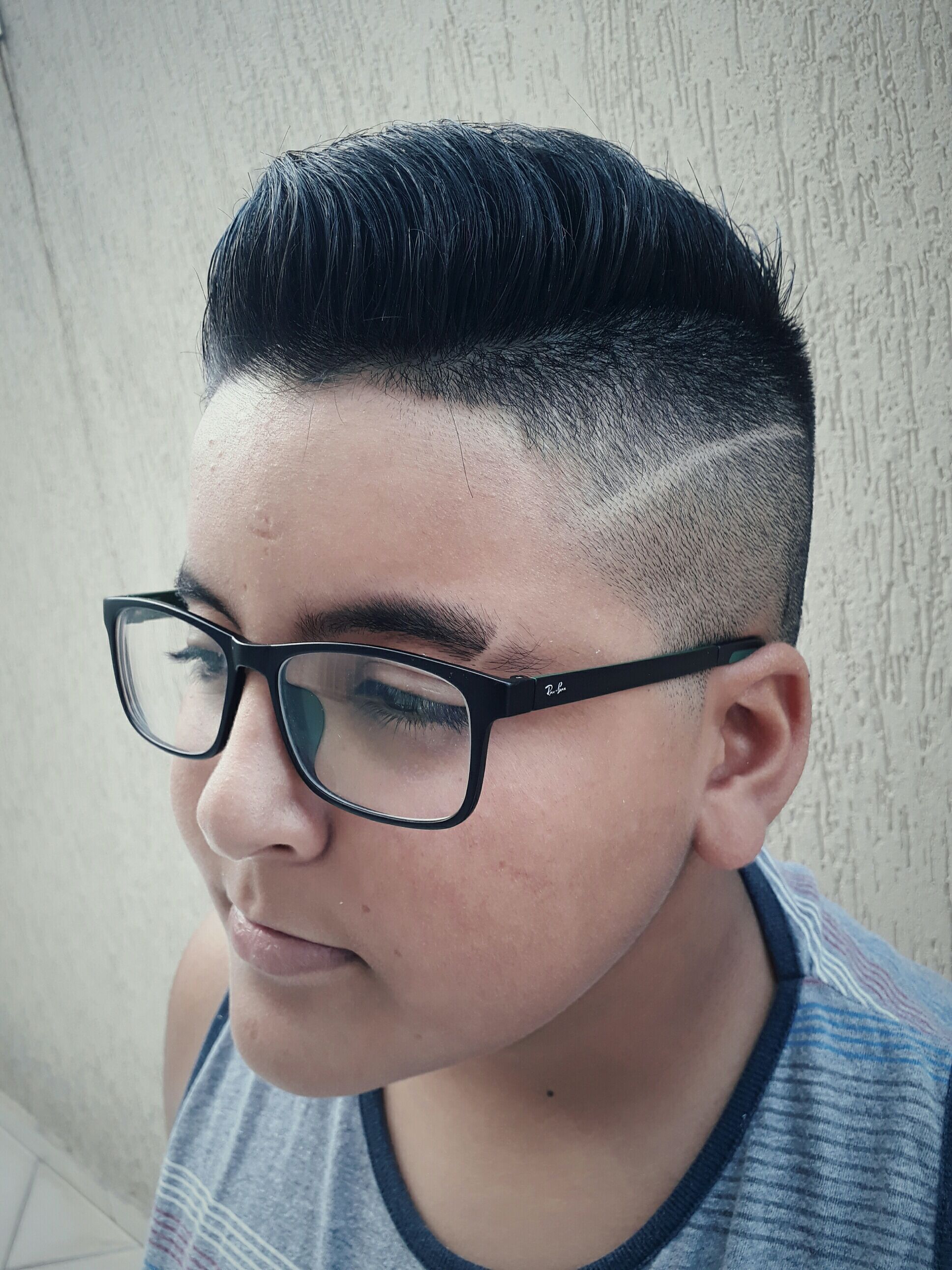 Undercut com high fade e graduação no topo. cabelo barbeiro(a)